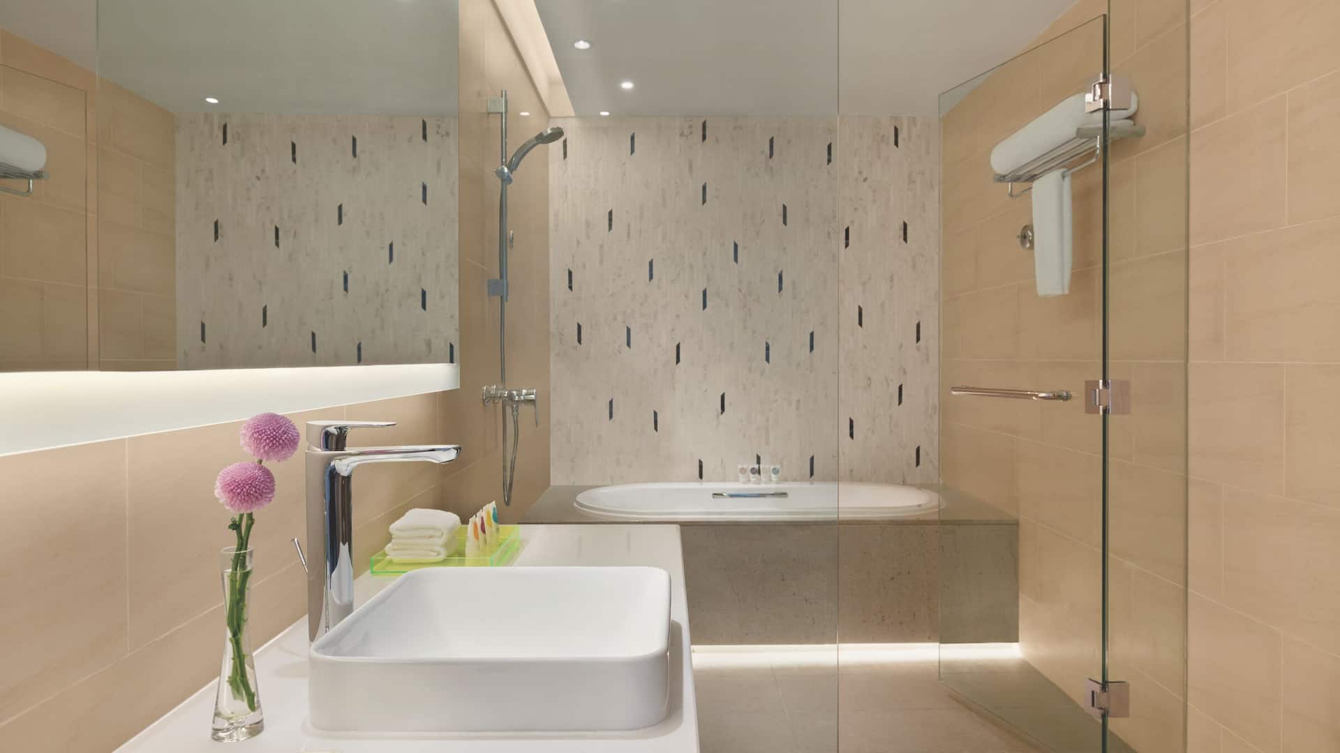 4 из 5 Hyatt Place Chengdu Pebble Walk Suite King Bed w Sofa Bed Bathroom