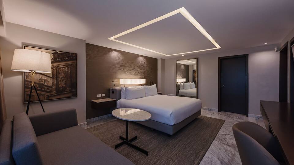 MERID_P657 Suite King Bedroom