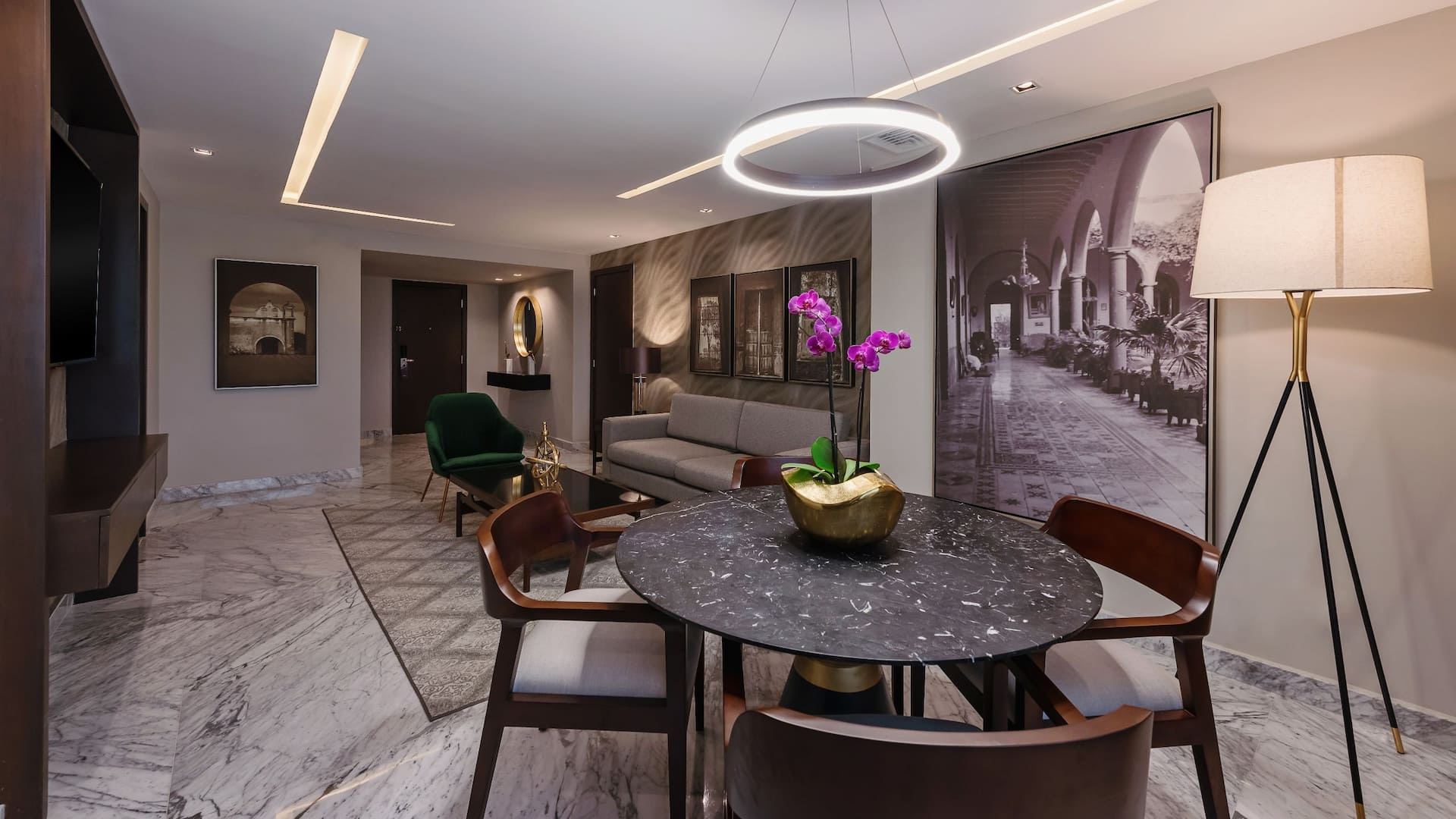 2 de 5 Hyatt Regency Merida Suite King Living Room Table