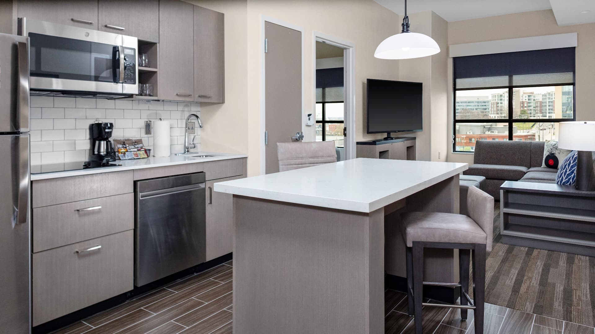 Hyatt House Nashville / Downtown - SoBro Suite Kitchen Living