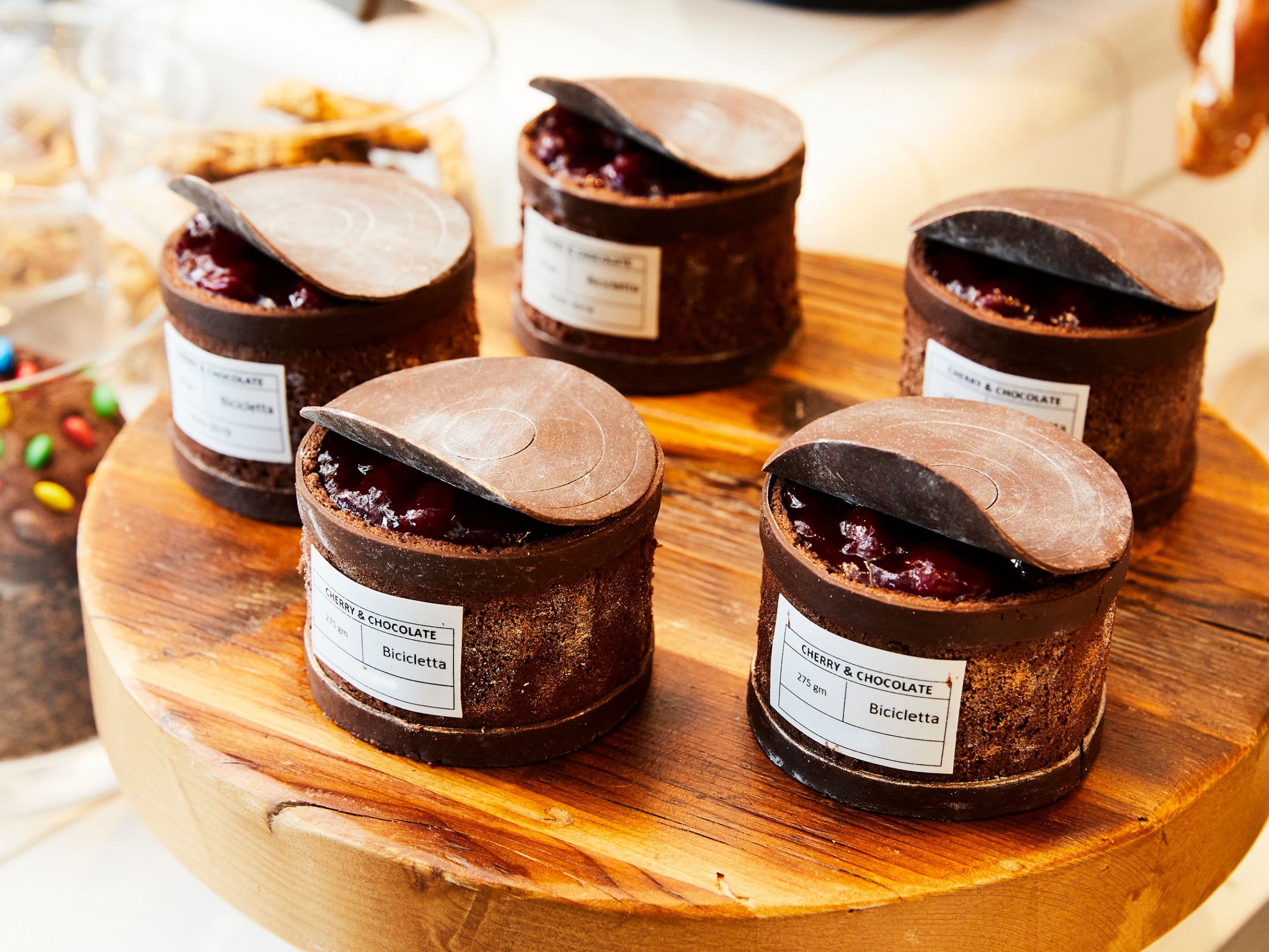 Andaz Munich Schwabinger Tor Bicicletta Cherry Chocolate