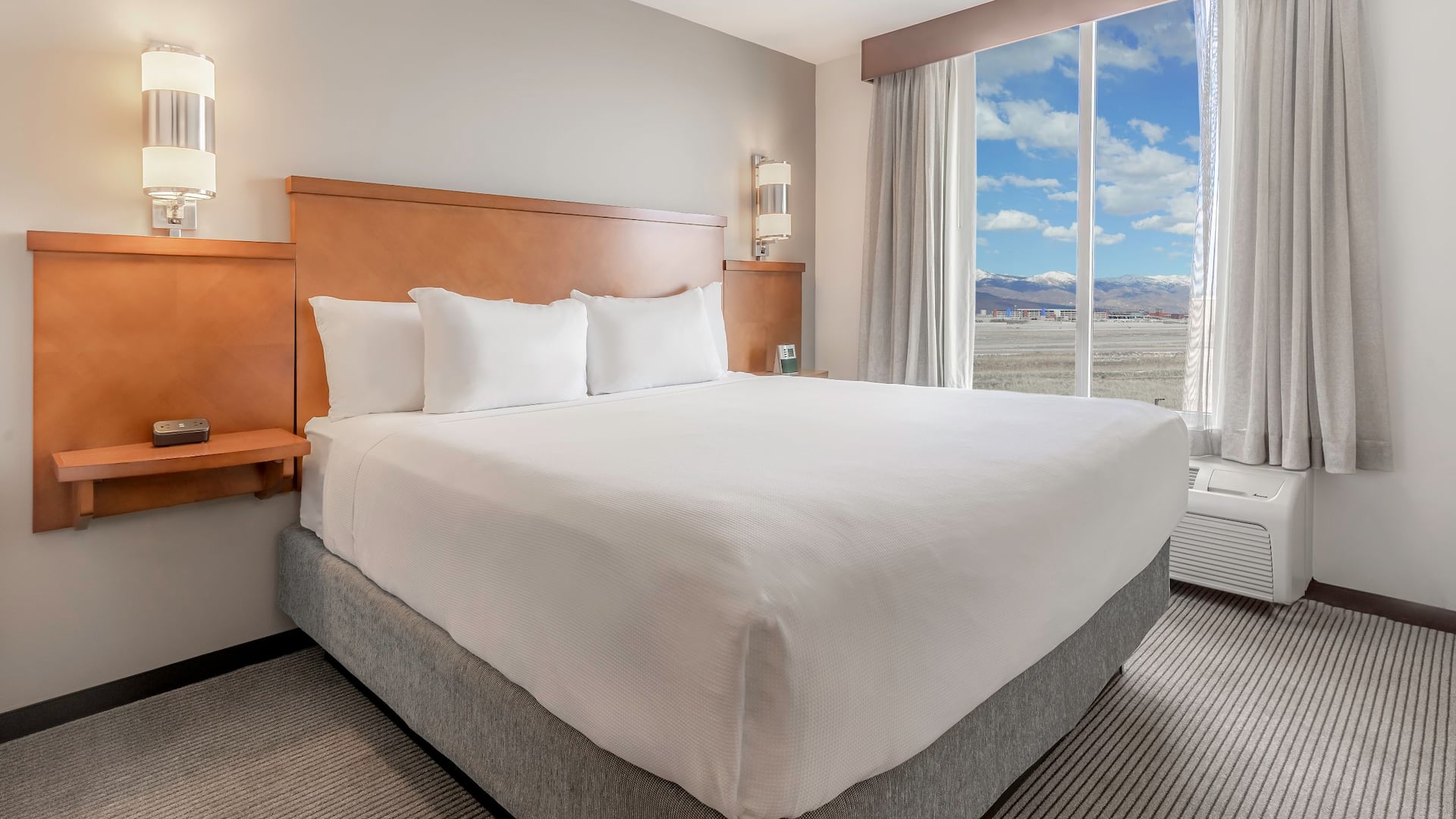 2/6 Hyatt Place Salt Lake City Airport King High Floor Bed
