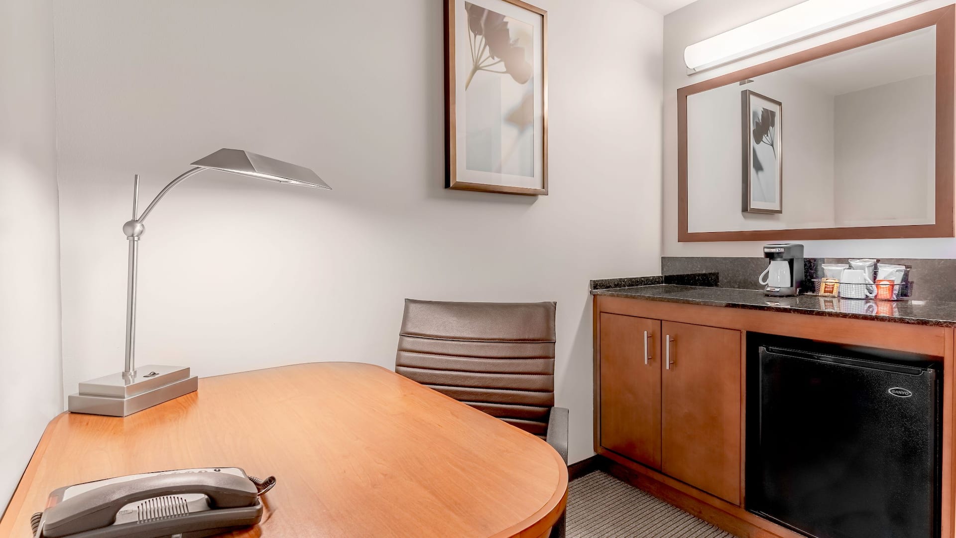 4/6 Hyatt Place Salt Lake City Airport King High Floor Desk