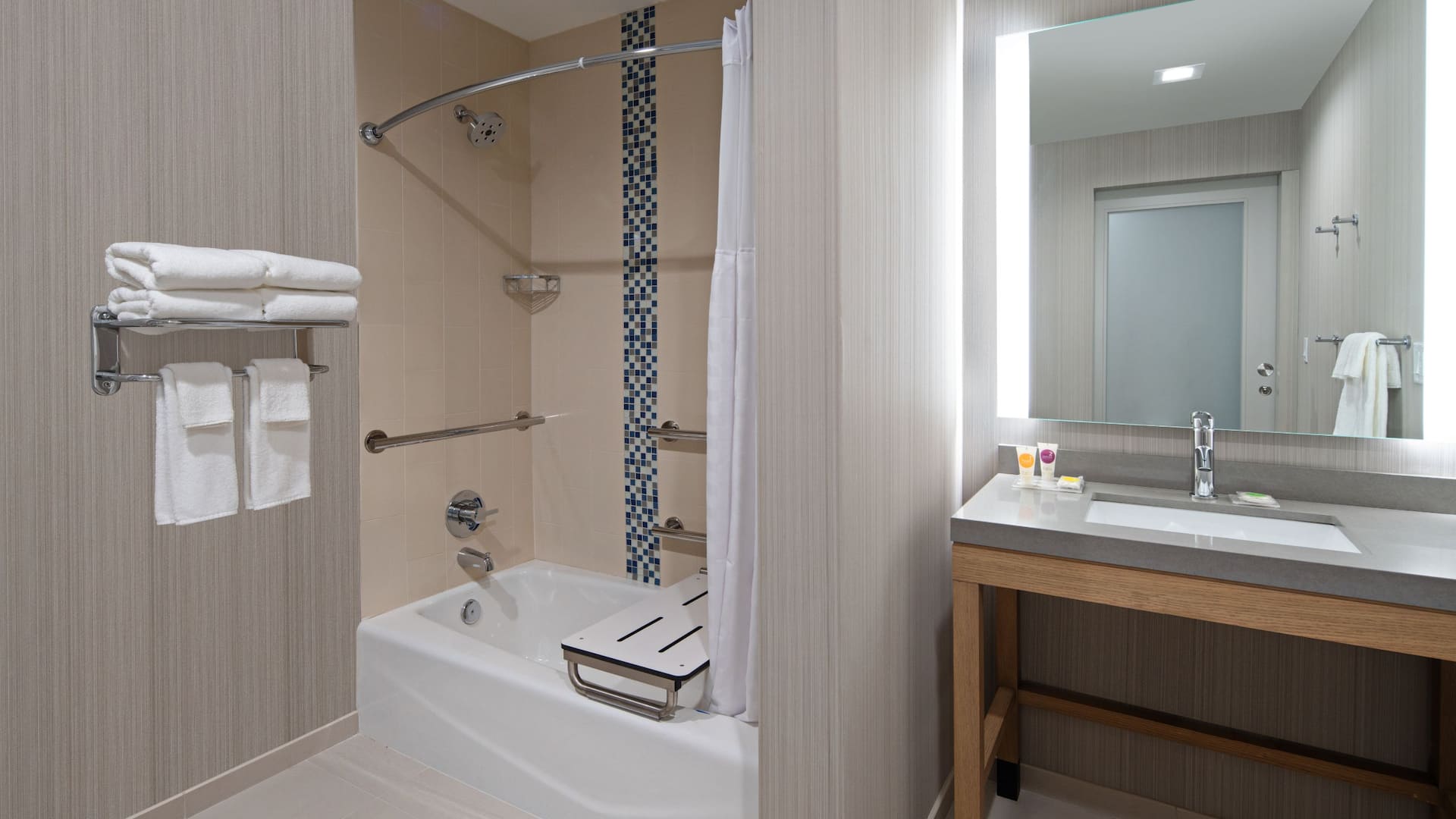 第 2，共 5 Hyatt Place Bakersfield ADA Bathroom