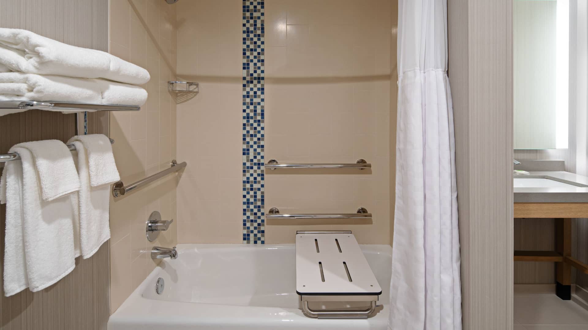 第 4，共 5 Hyatt Place Bakersfield ADA Bathroom