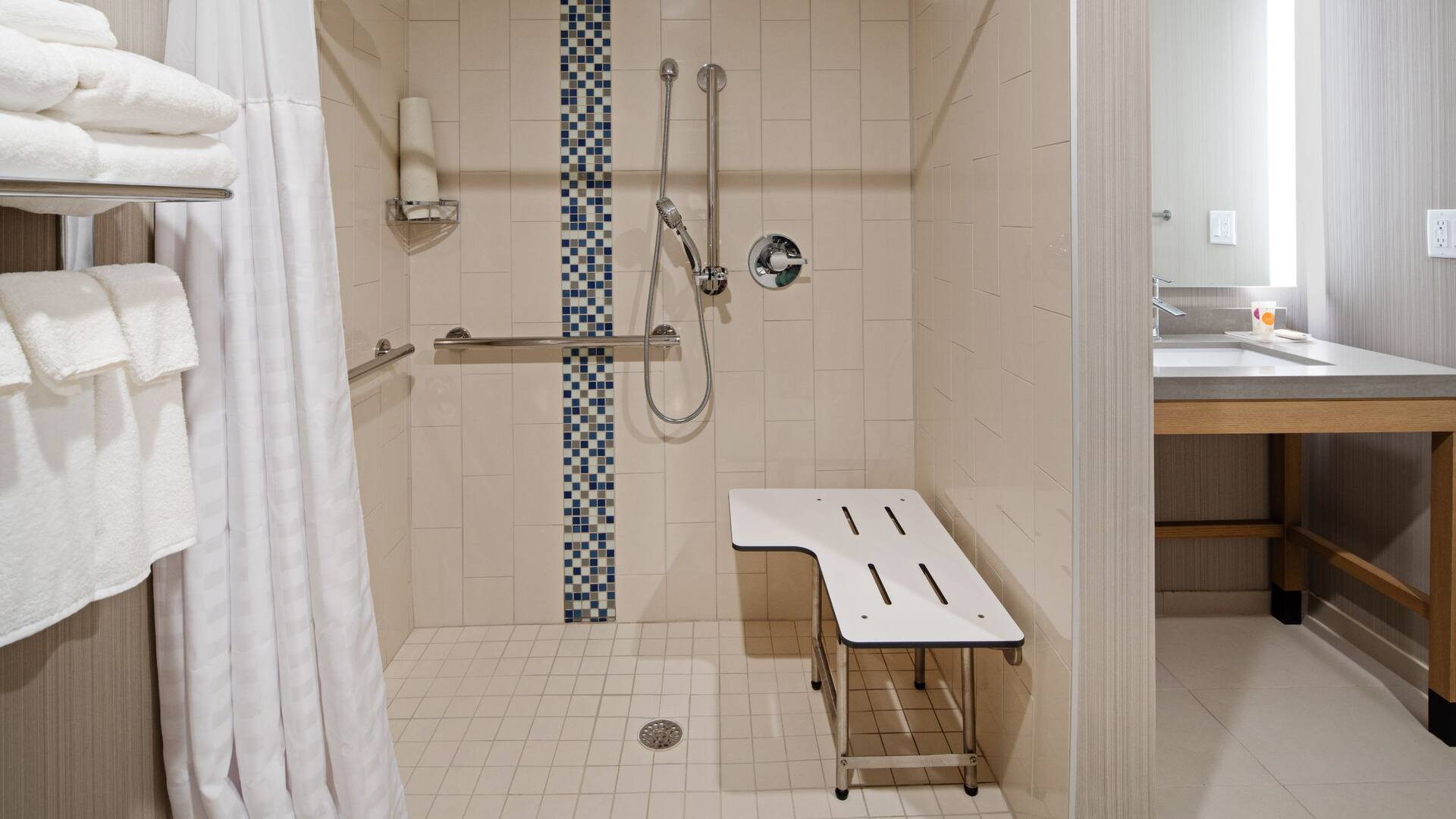 第 2，共 5 Hyatt Place Bakersfield ADA Shower