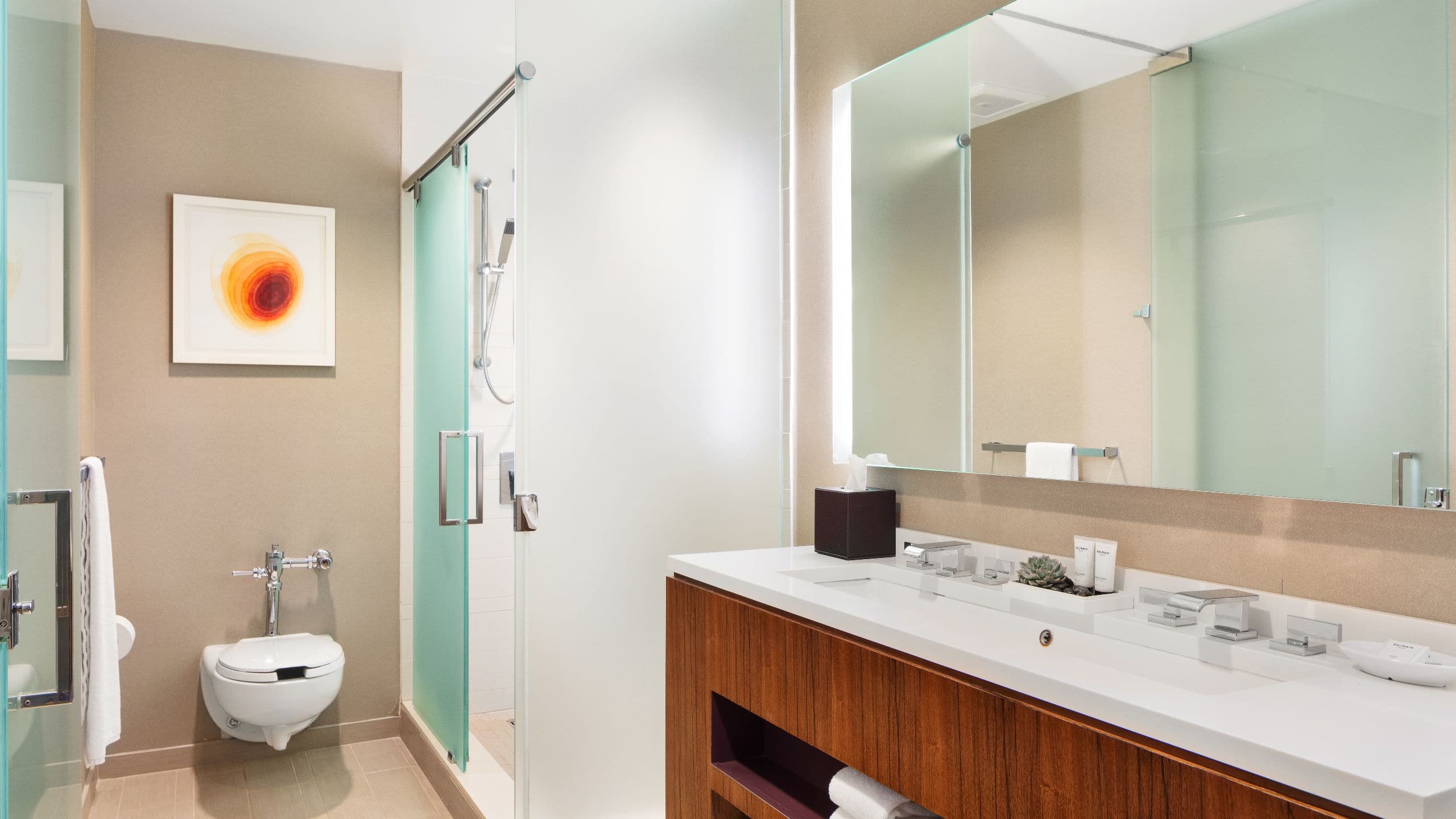 3 of 6 Hyatt Grand Central New York King Bed Deluxe Bathroom