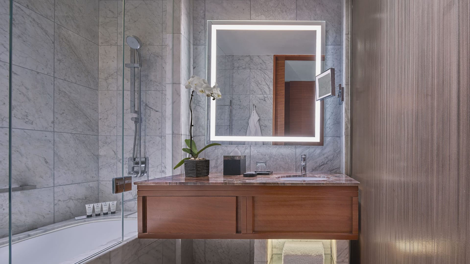 3 de 4 Grand Hyatt Manila Double Room Bathroom