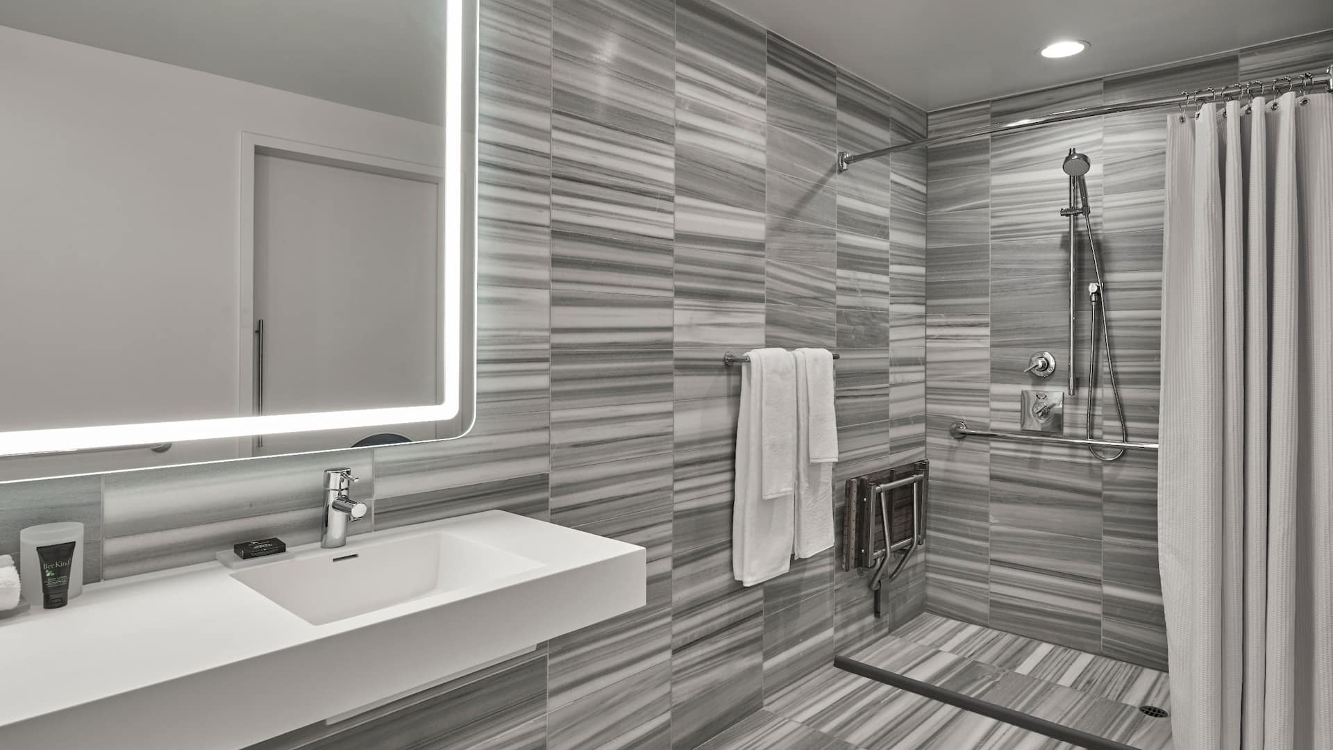 2 de 2 Hyatt Centric The Pike Long Beach One King Bed ADA Shower