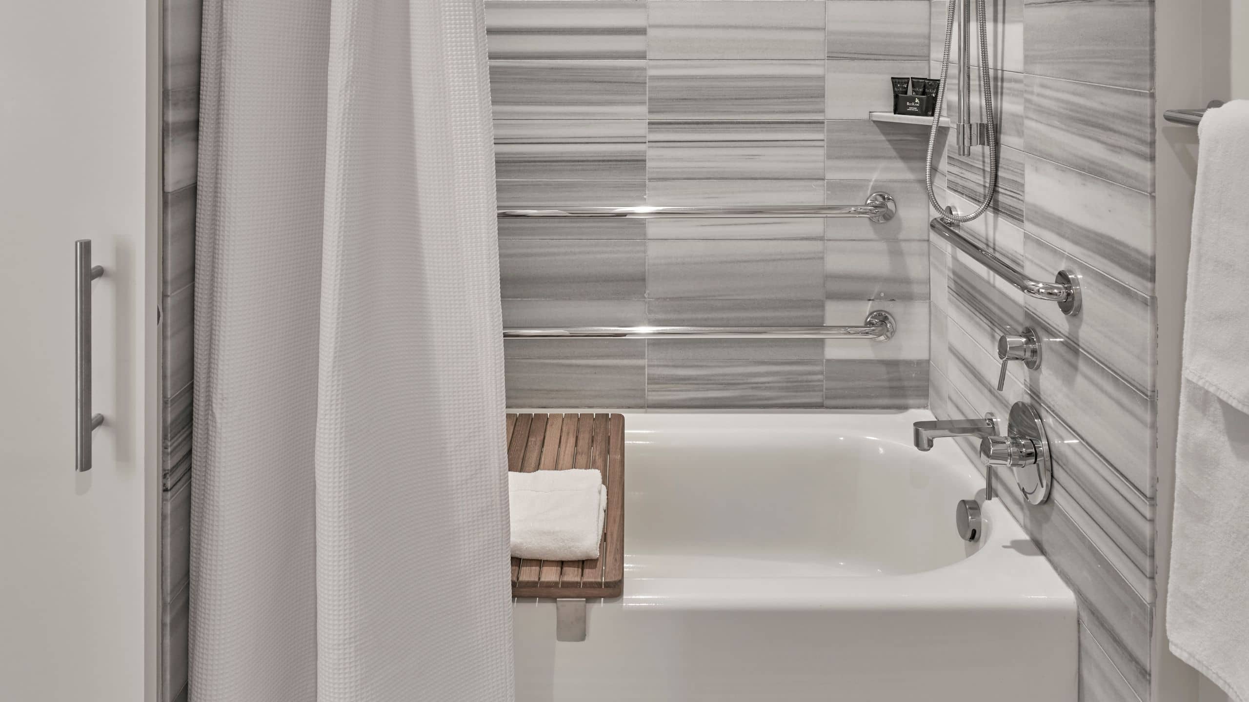 2/2 Hyatt Centric The Pike Long Beach One King Bed ADA Tub