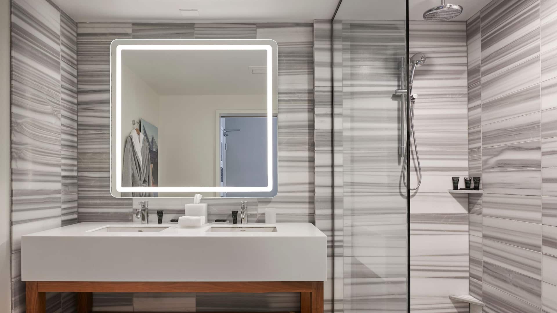 2 de 2 Hyatt Centric The Pike Long Beach Two Queens Bathroom