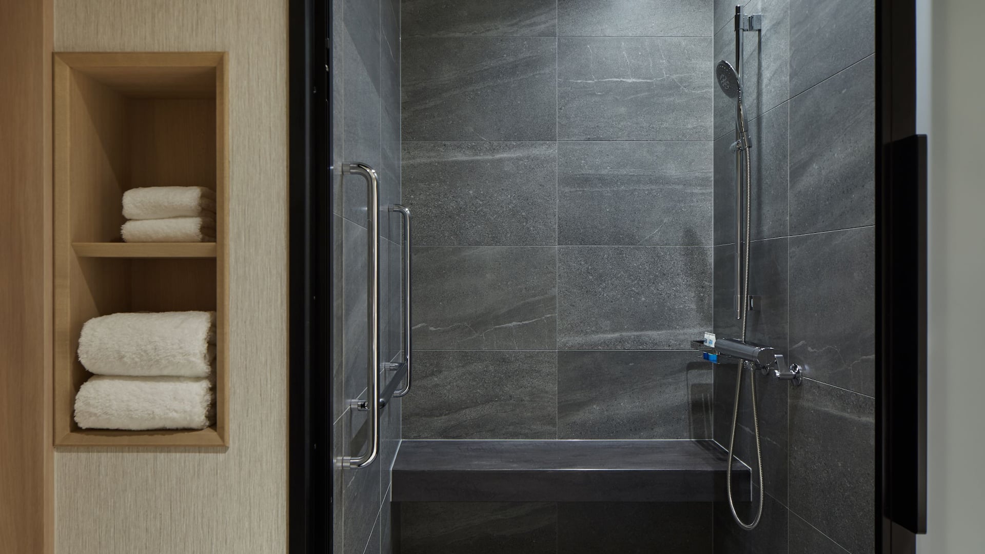 3/6 Hyatt House Kanazawa Accessible Room Bathroom