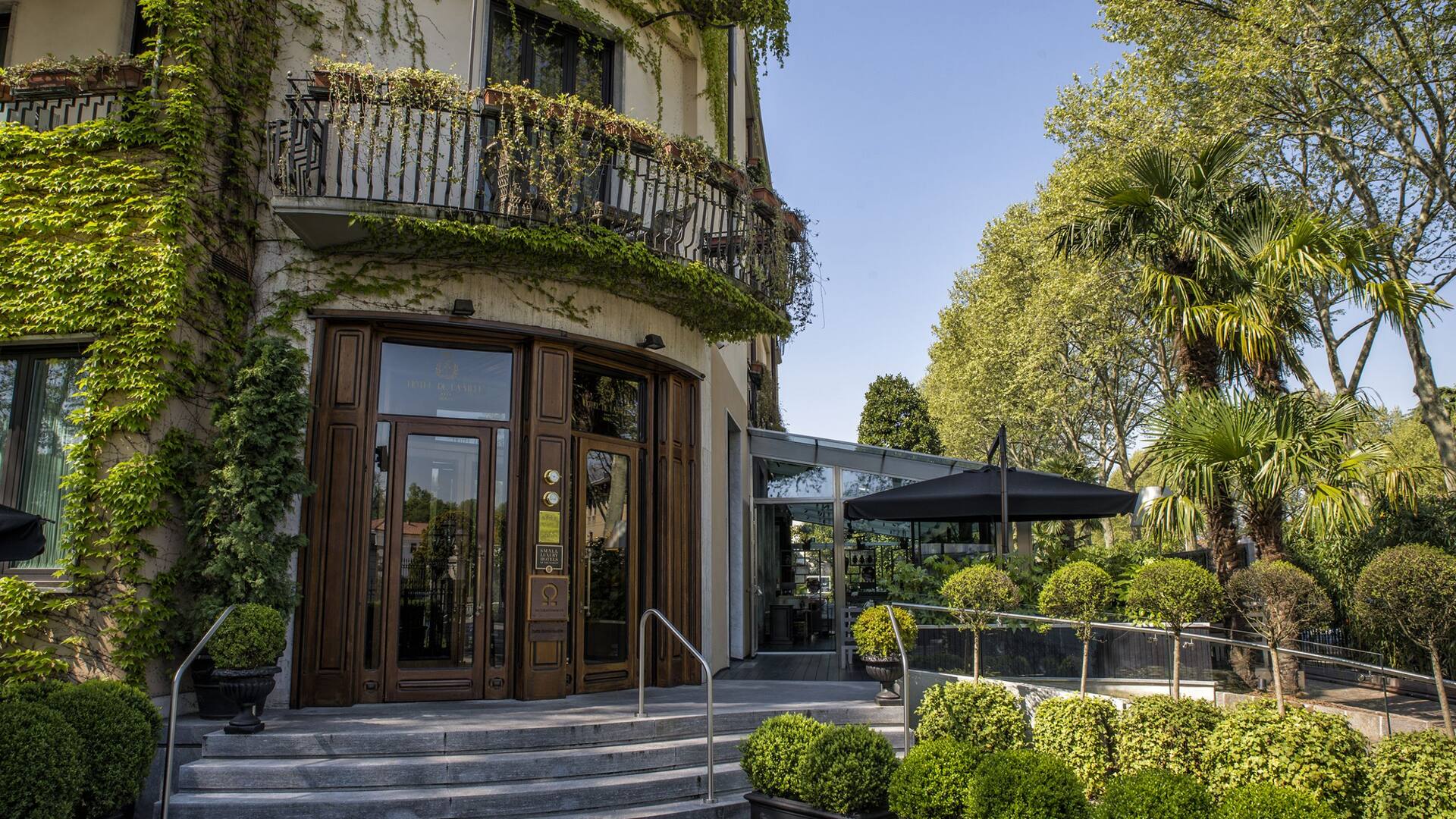 Hotel De La Ville Entrance 