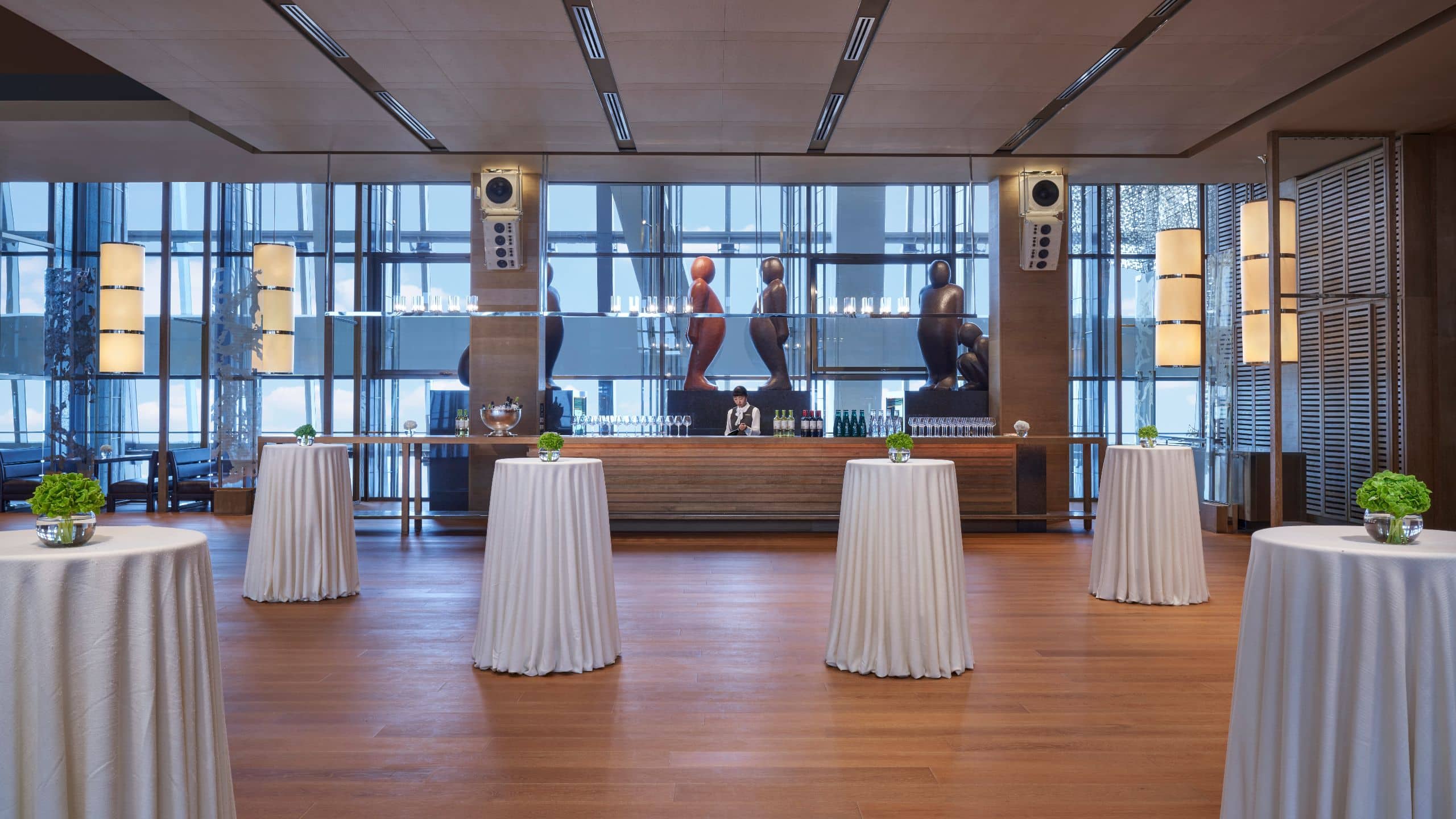 第 1,共 3 Park Hyatt Shanghai Loft On 92 Cocktail