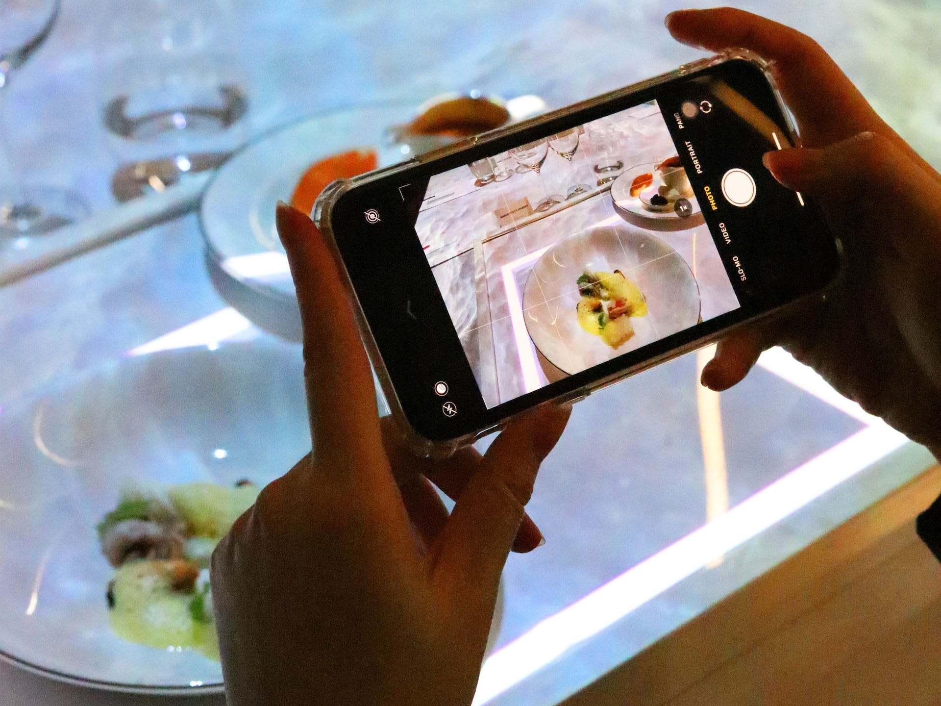 Das Le Petit Chef Restaurant im Grand Hyatt Berlin bietet ein einzigartiges Erlebnis für die gesamte Familie und präsentiert ein köstliches Menü, das von dem kleinsten Koch der Welt kreiert wurde.