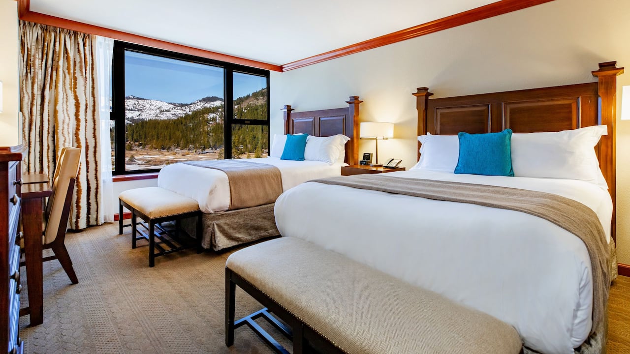 Deluxe Queen Room Valley View Bedroom