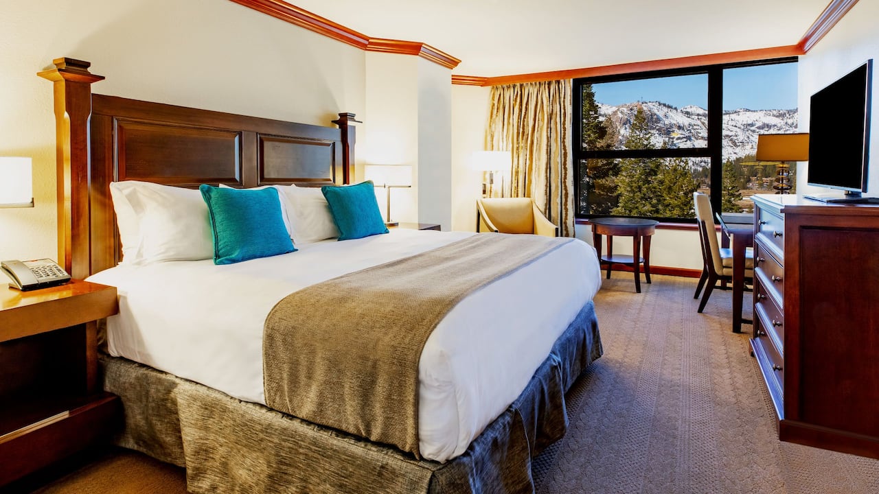 Deluxe King Room Valley View Bedroom
