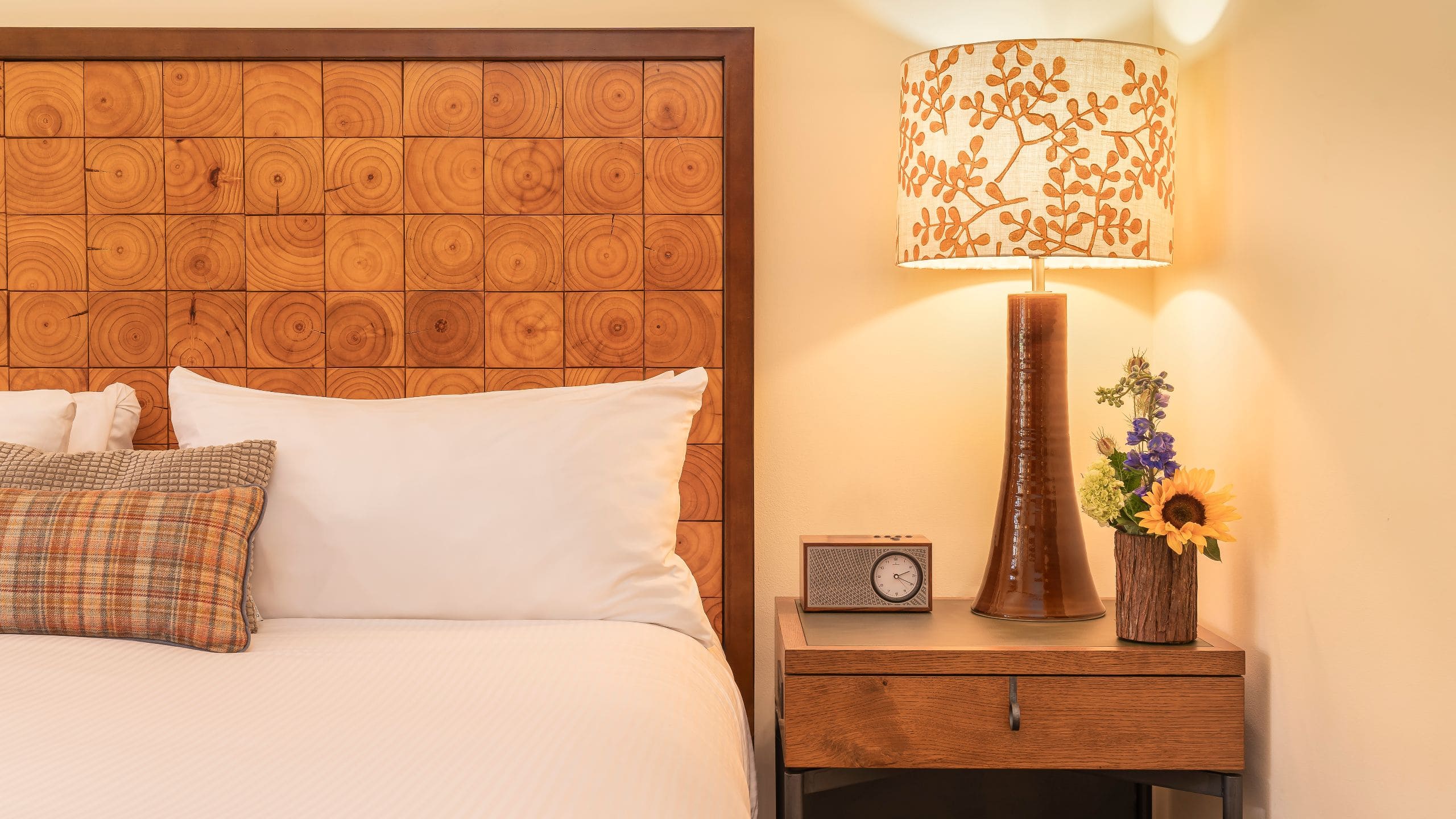 3 из 3 The Lodge at Spruce Peak Guestroom Reno Detail