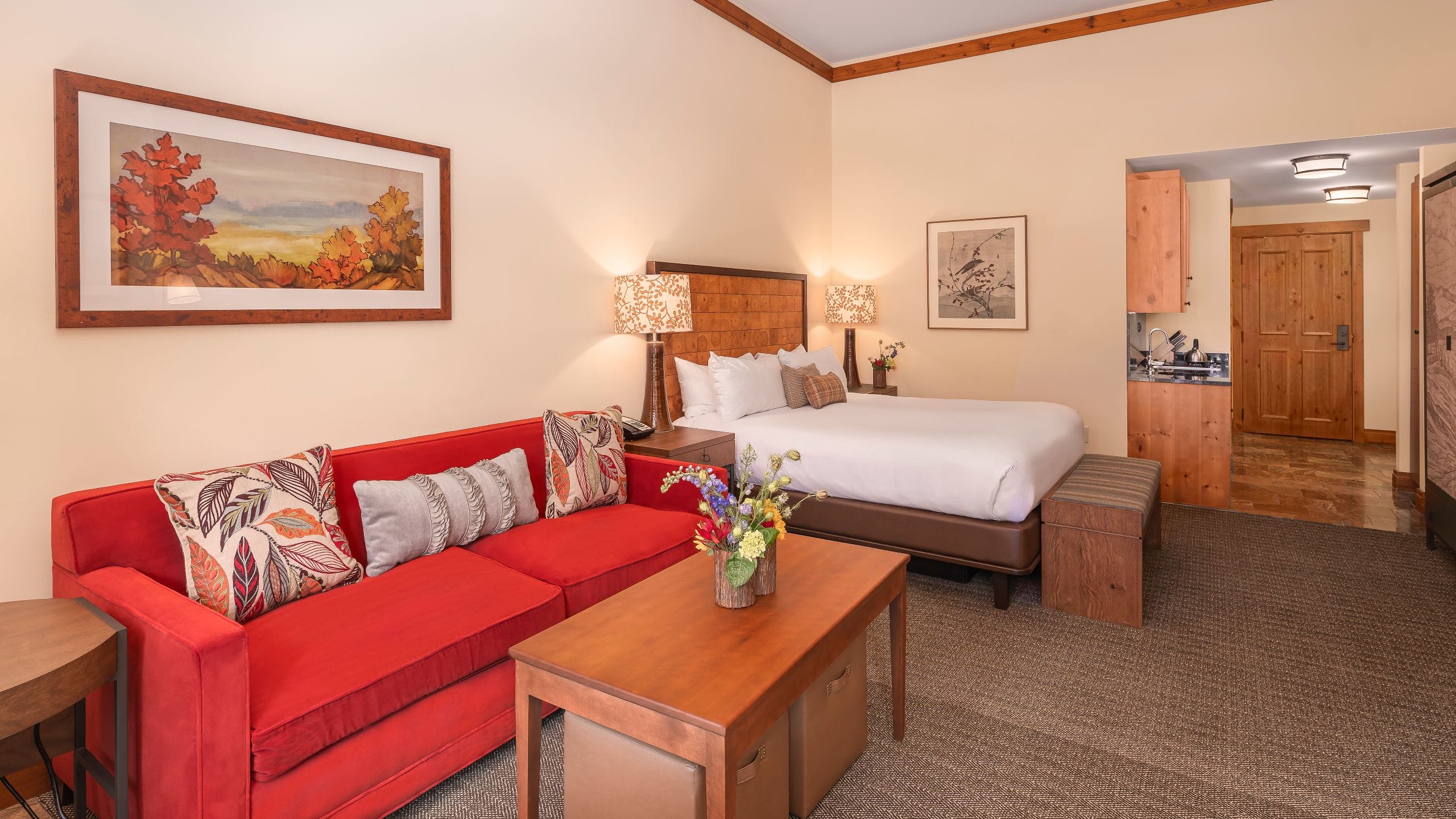 2 из 5 The Lodge at Spruce Peak Studio Guestroom Reno