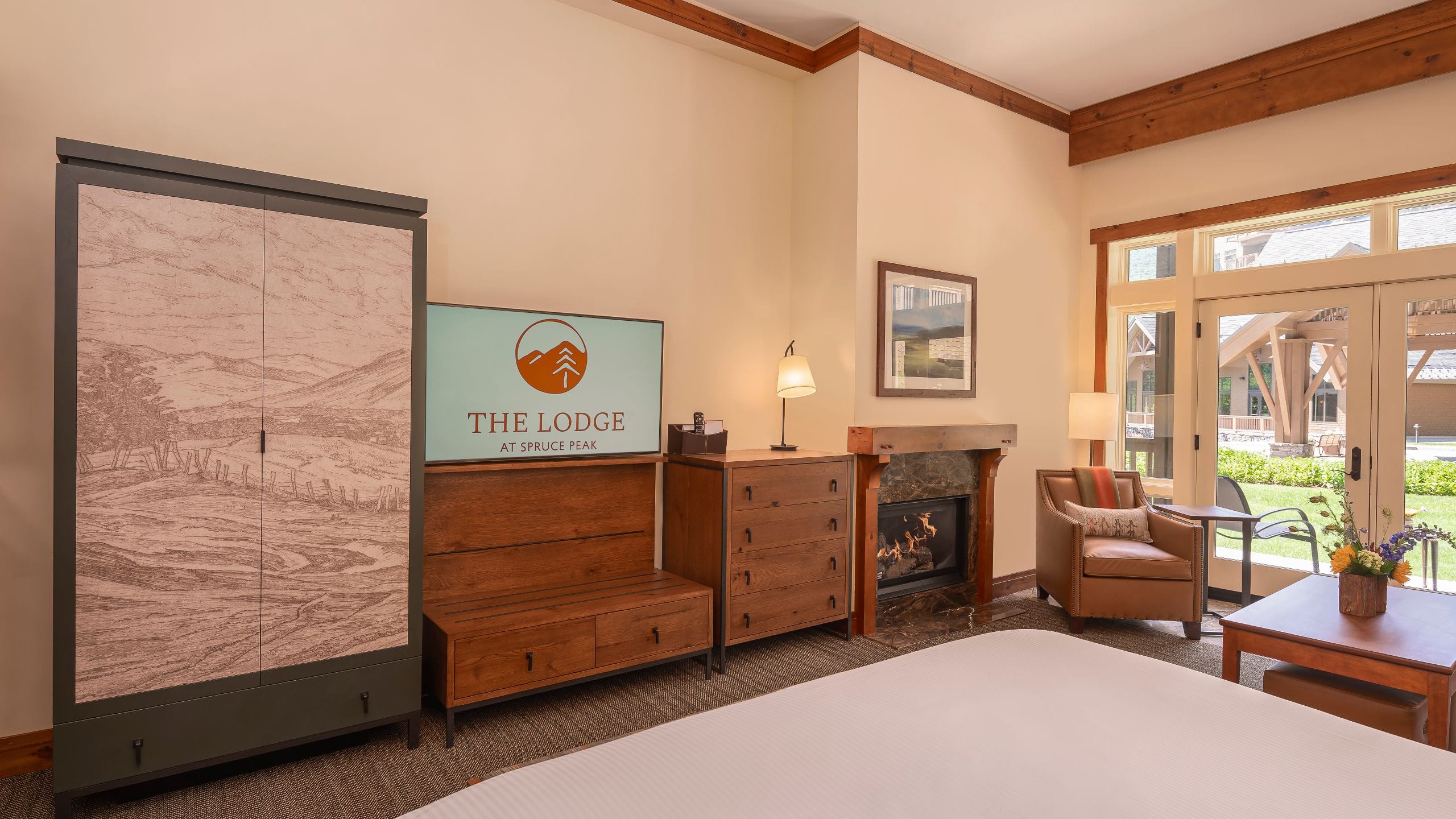 4 из 5 The Lodge at Spruce Peak Studio Guestroom Reno