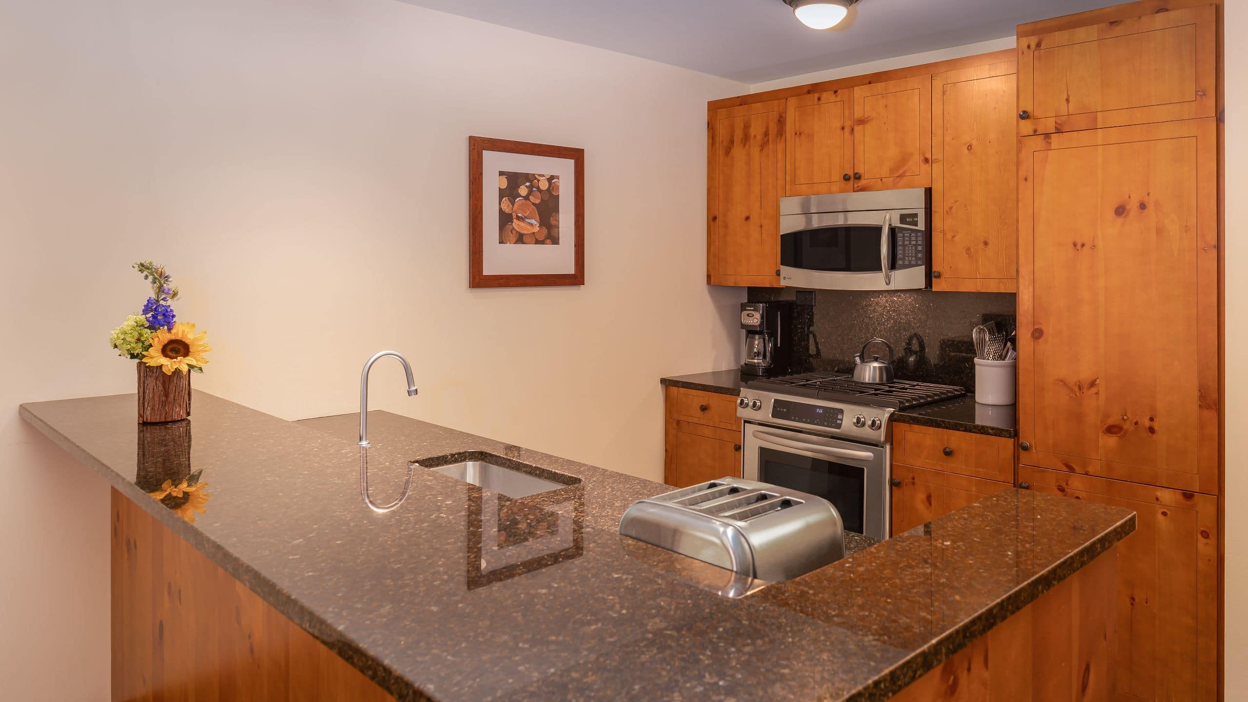 3 из 5 The Lodge at Spruce Peak Suite Kitchen
