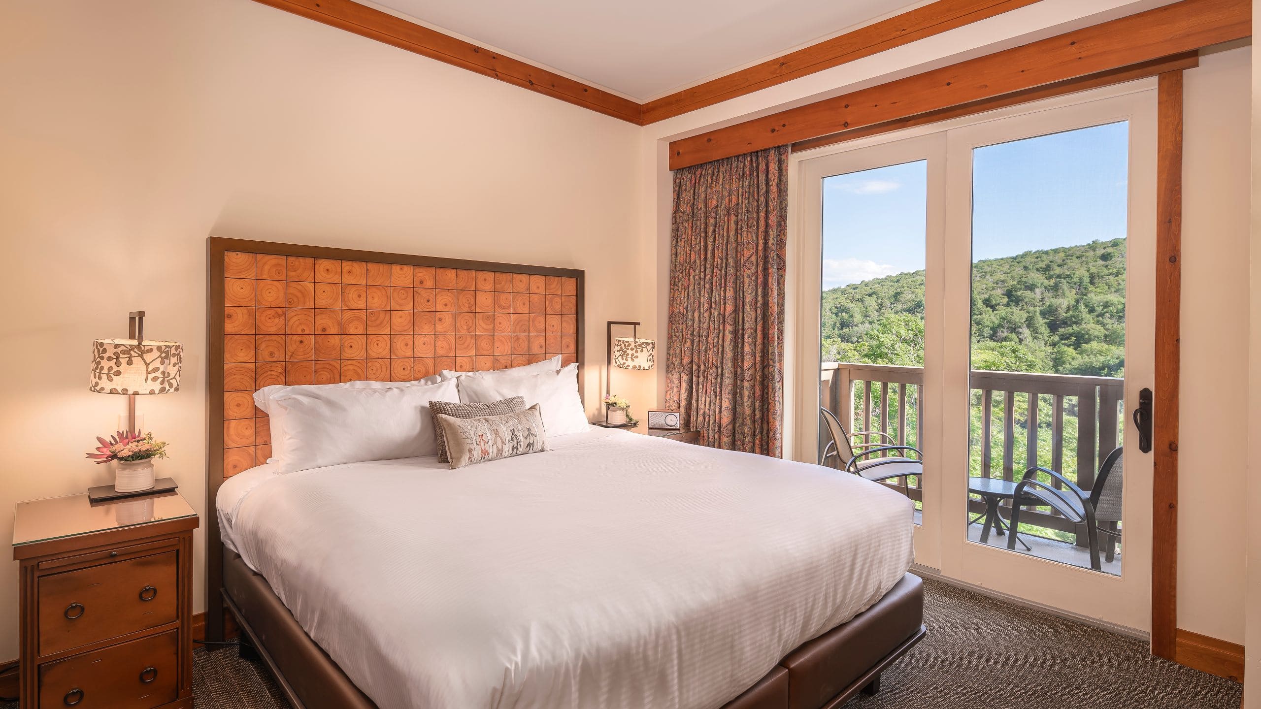 3 из 5 The Lodge at Spruce Peak Ridgeline Suite Bedroom