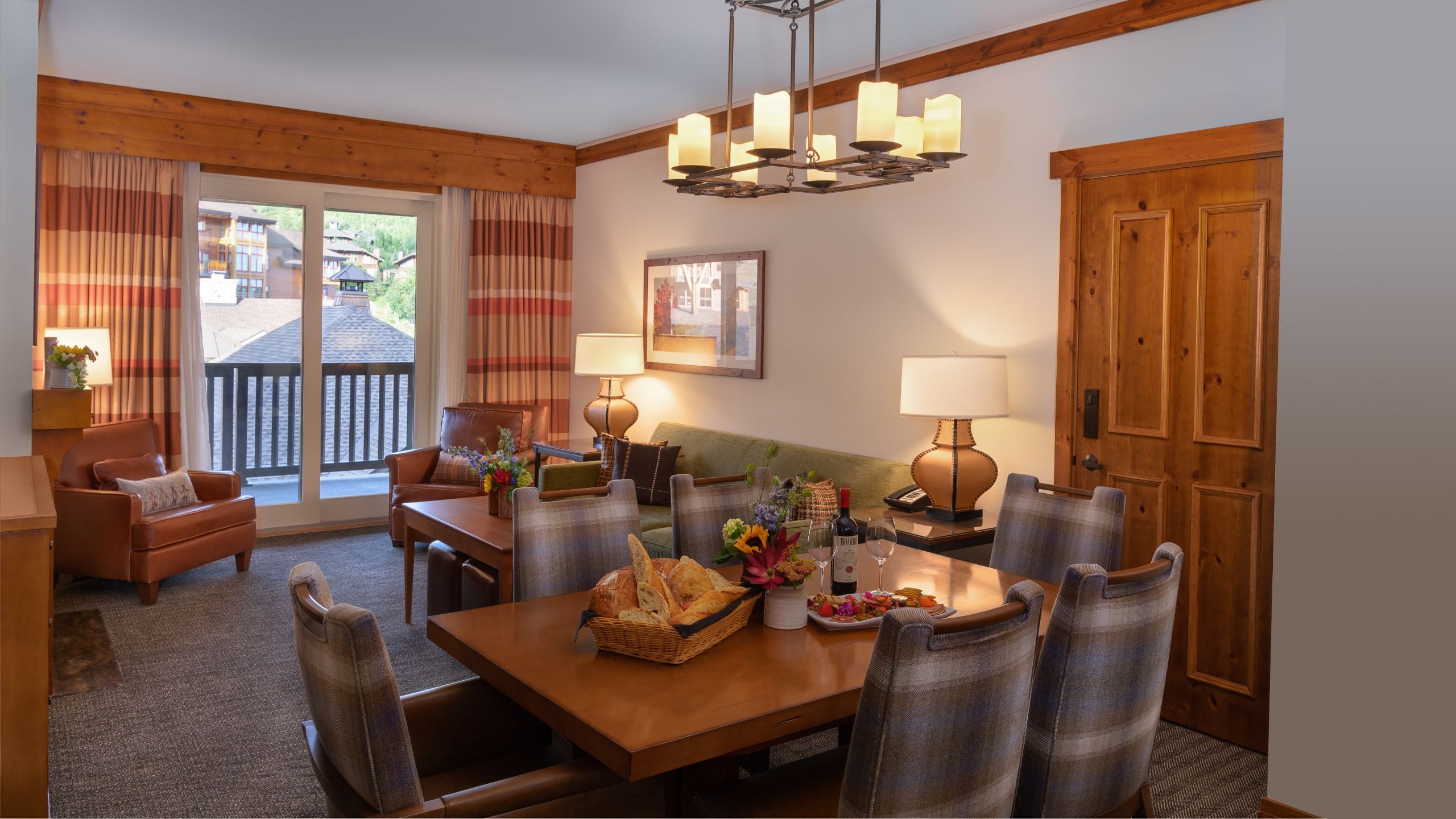 4 из 5 The Lodge at Spruce Peak Ridgeline Suite Living Area