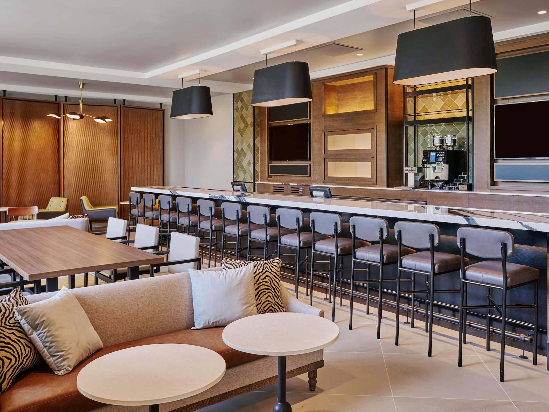Bar and Lounge at Hyatt House Chicago - Medical / University District