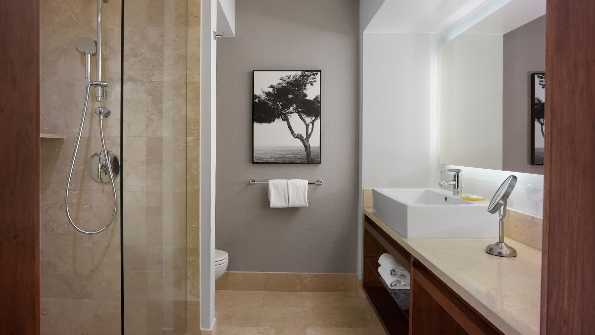 3 de 3 Hyatt Regency Monterey Hotel and Spa on Del Monte Golf Course Bathroom