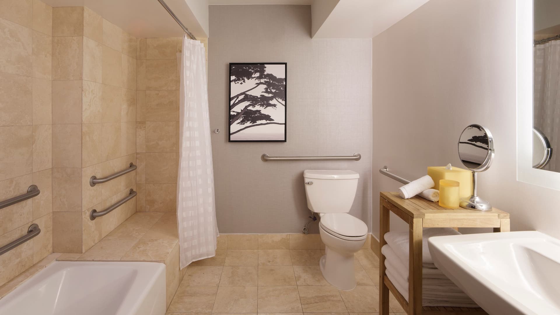 2 de 2 Hyatt Regency Monterey Hotel and Spa on Del Monte Golf Course ADA Bathroom with Tub