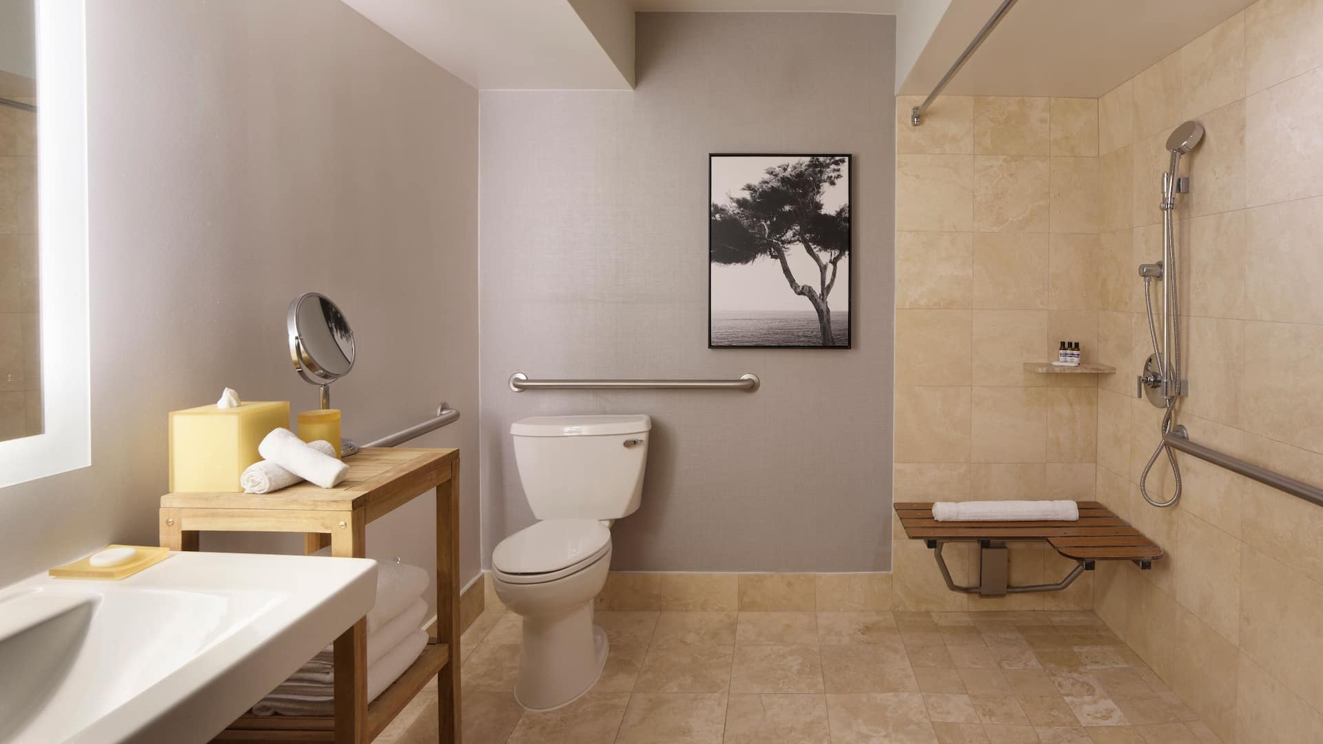 2 de 2 Hyatt Regency Monterey Hotel and Spa on Del Monte Golf Course ADA Bathroom with Roll In Shower