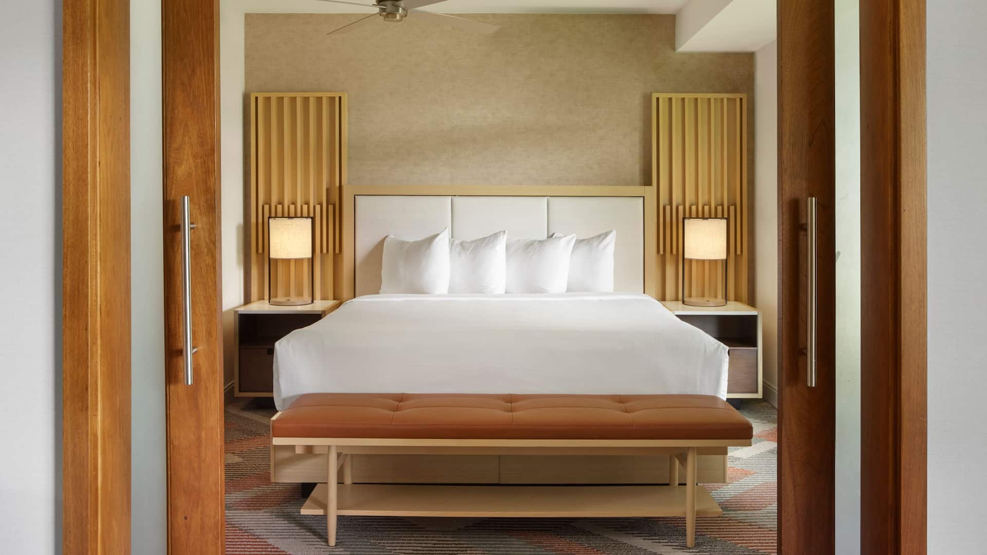 2 de 2 Hyatt Regency Monterey Hotel and Spa on Del Monte Golf Course Monterey Suite King Bedroom
