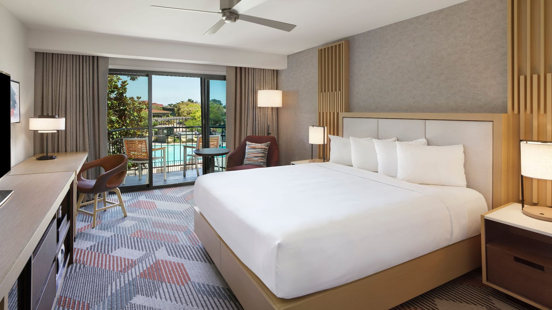 1 de 2 Hyatt Regency Monterey Hotel and Spa on Del Monte Golf Course Pool View Balcony King