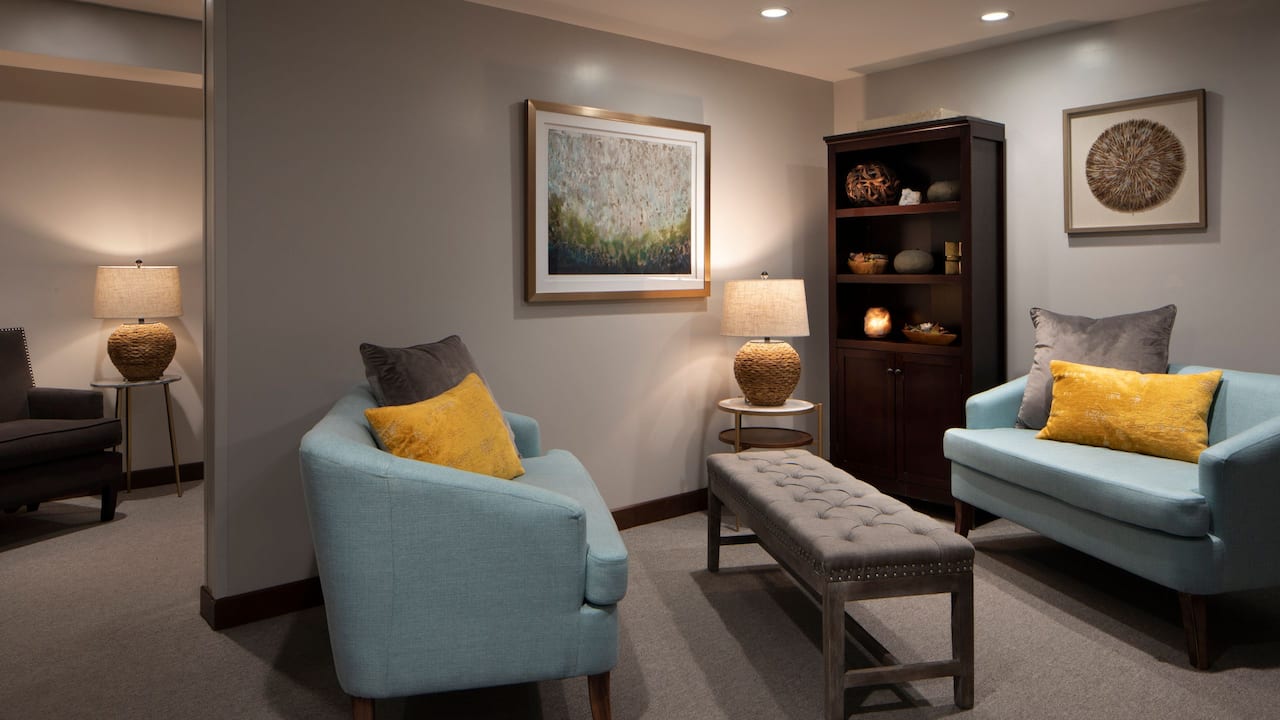 The relaxation room at Spa Adeline with cozy couches