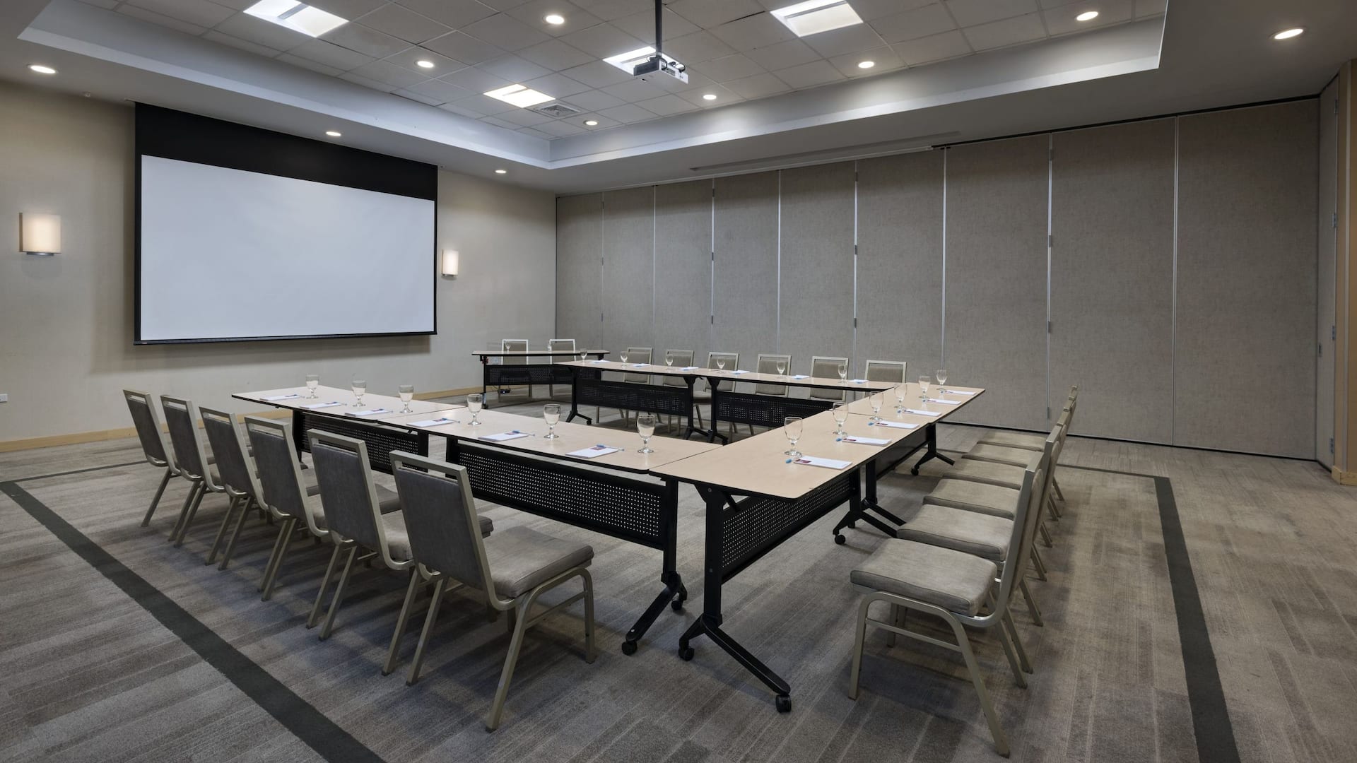 3 of 4 Hyatt Place Managua Classroom U Shape