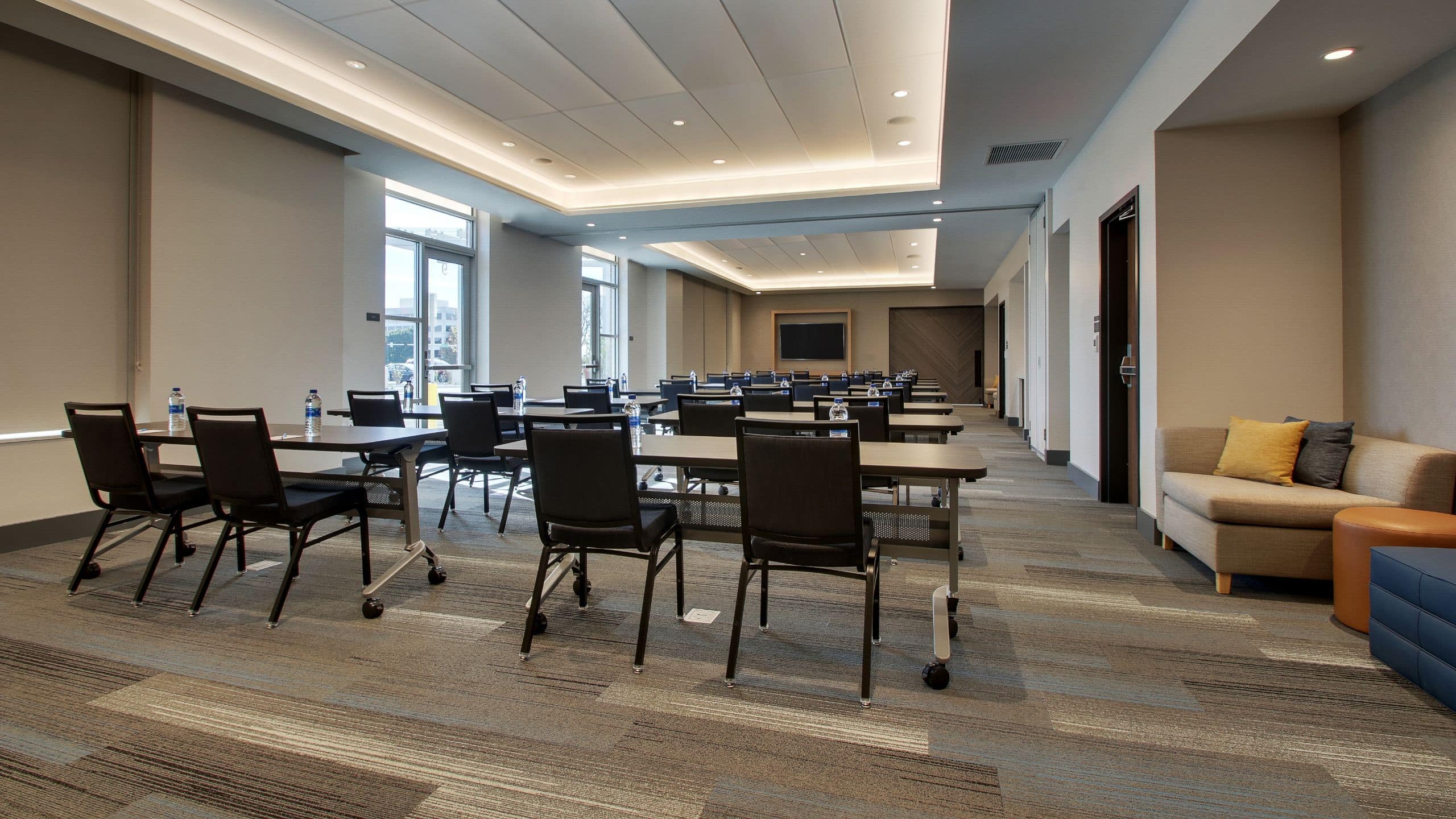 Hyatt House Chicago / Oak Brook Meeting Room School Room Set