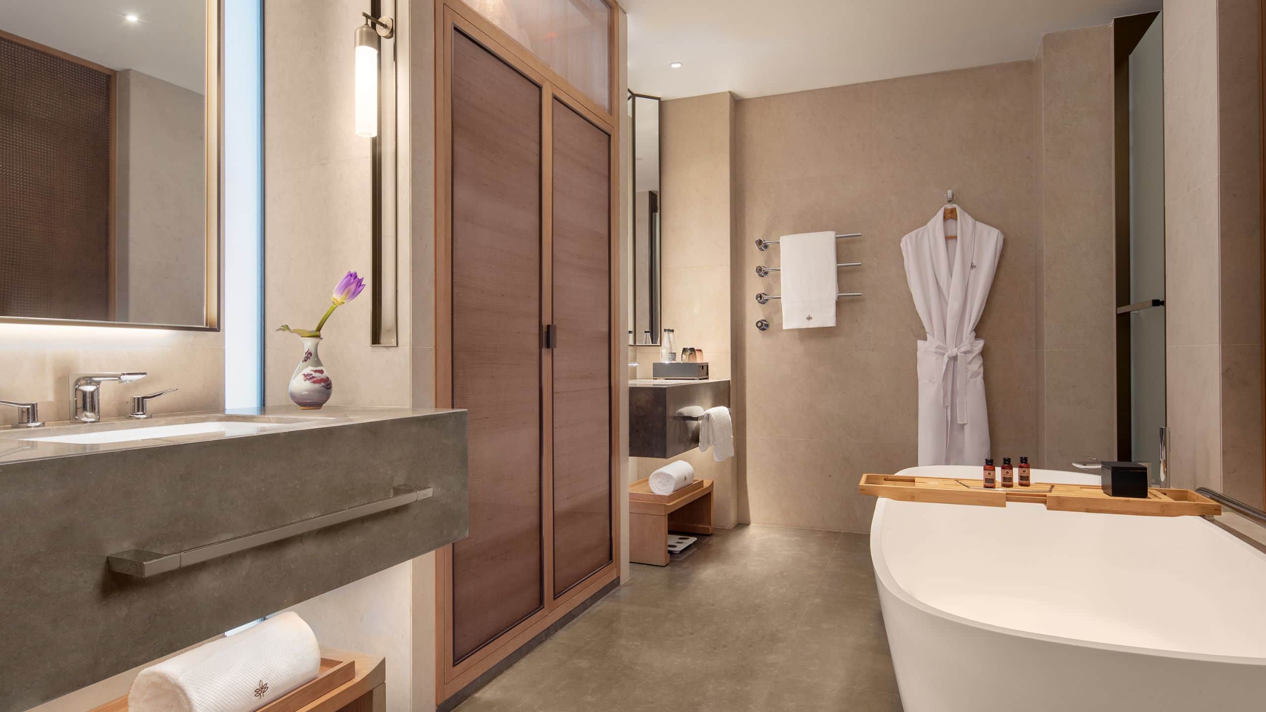 2 из 2 Grand WUJI Hotel 2 Twin Beds Restroom