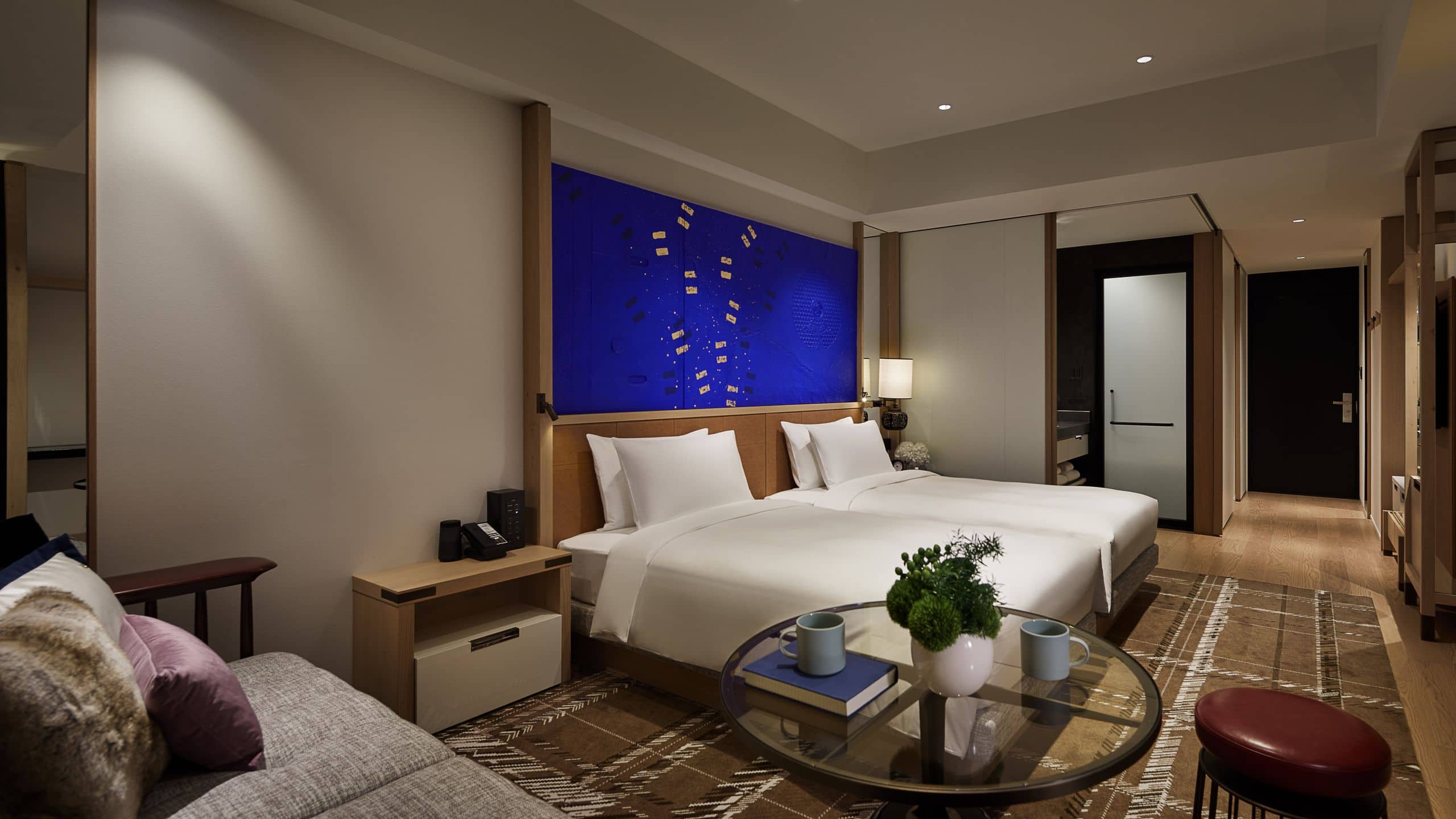 3 de 6 Hyatt Centric Kanazawa Standard Twin Blue Room Table Night