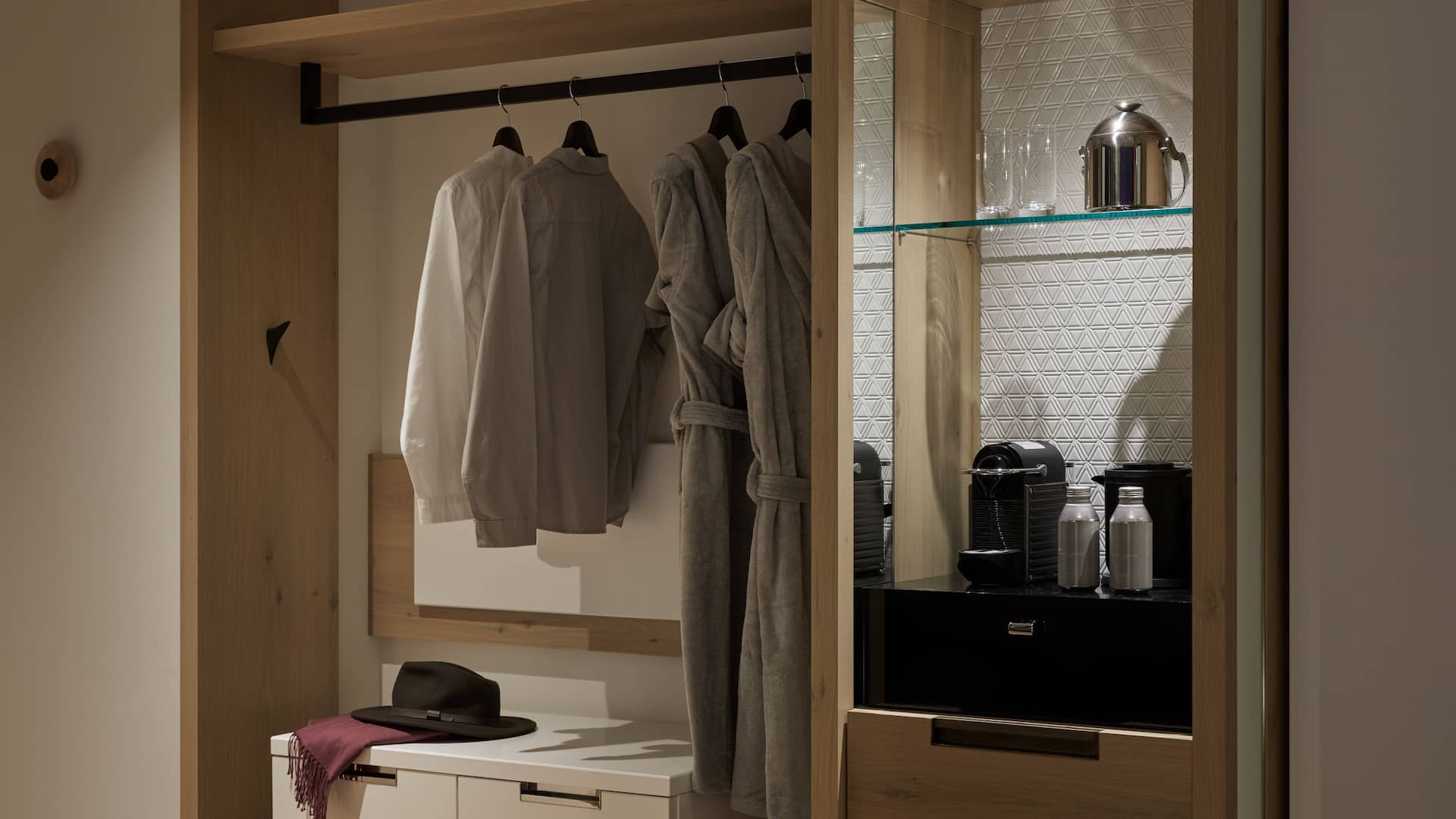 5/6 Hyatt Centric Kanazawa Standard Twin Closet