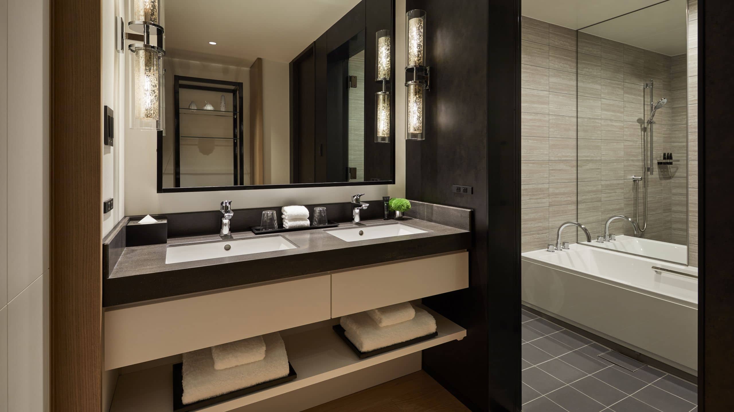 5 de 8 Hyatt Centric Kanazawa Suite Bathroom