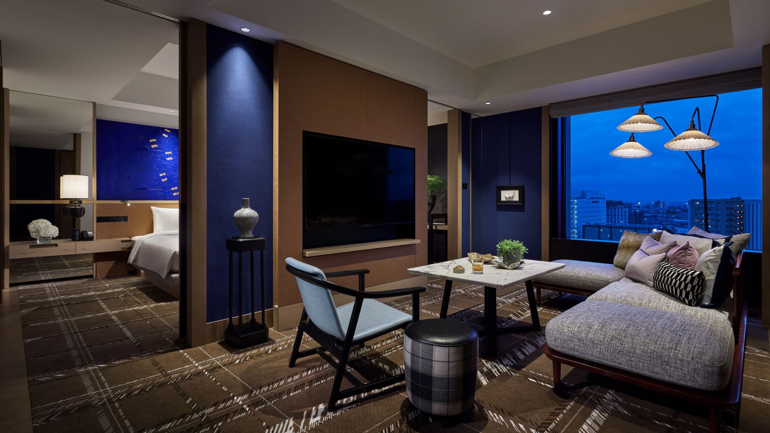 3 de 8 Hyatt Centric Kanazawa Suite Living Space Night