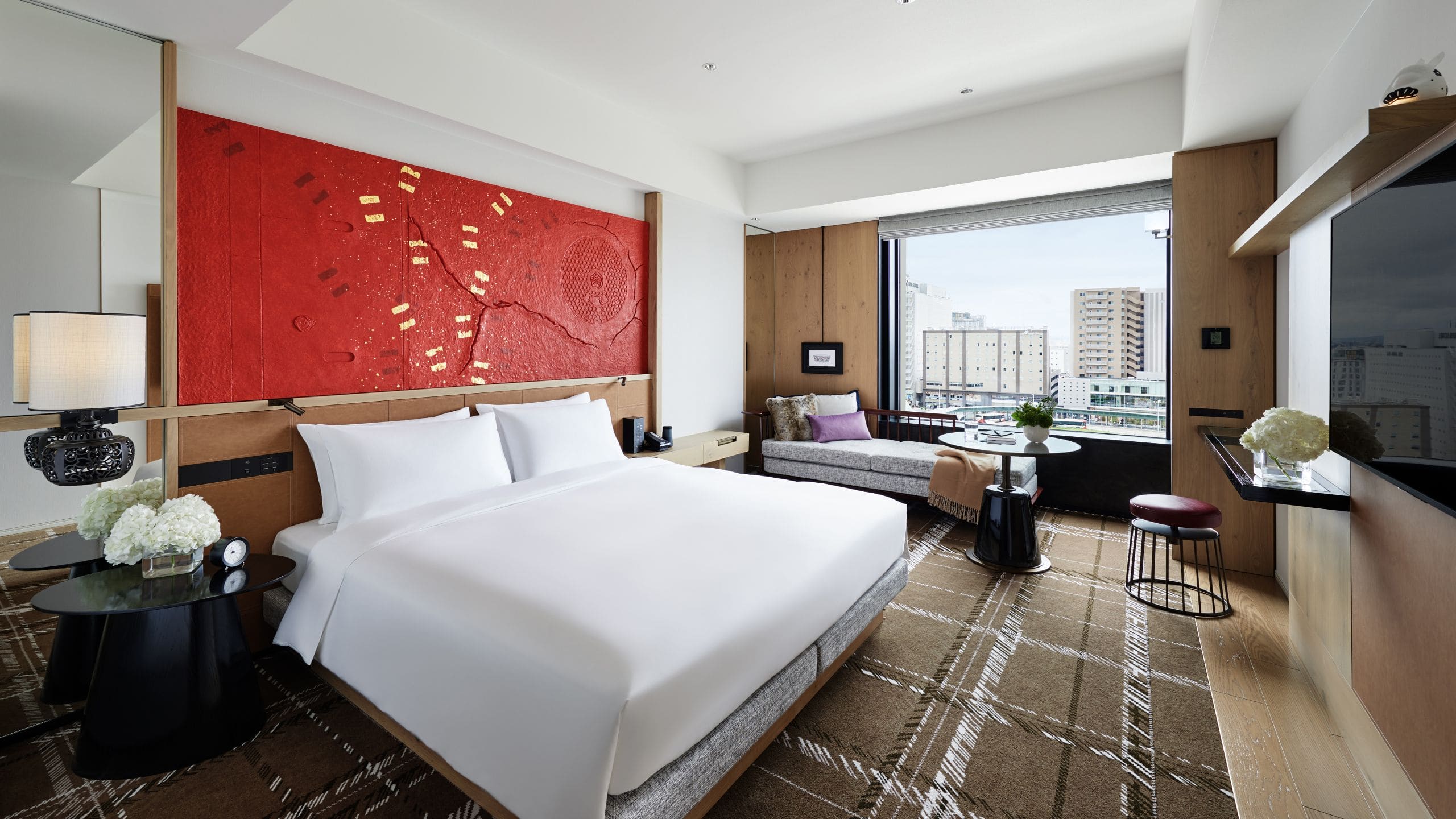 2 de 6 Hyatt Centric Kanazawa Standard King Red Headboard Daytime