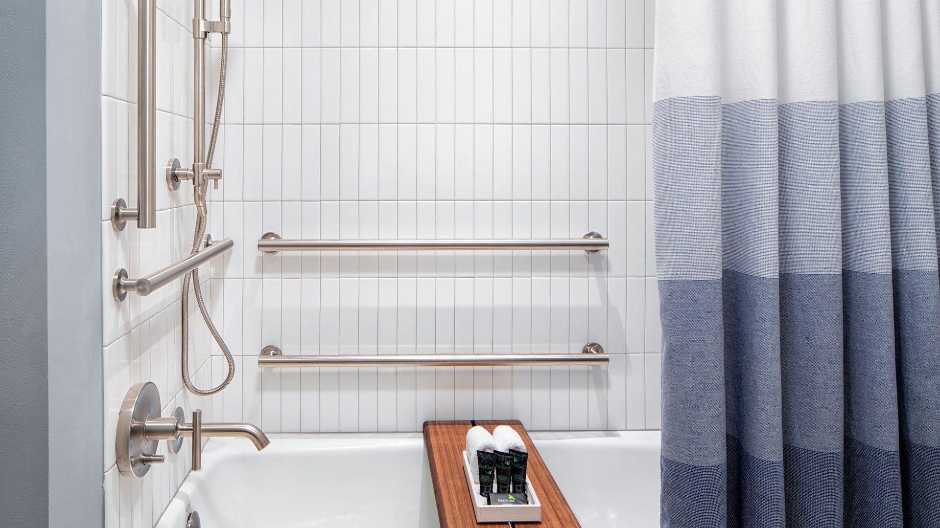 3 из 3 Hyatt Centric Center City Philadelphia ADA Tub