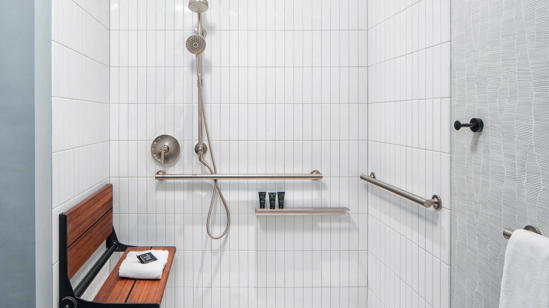 3 из 3 Hyatt Centric Center City Philadelphia ADA Shower