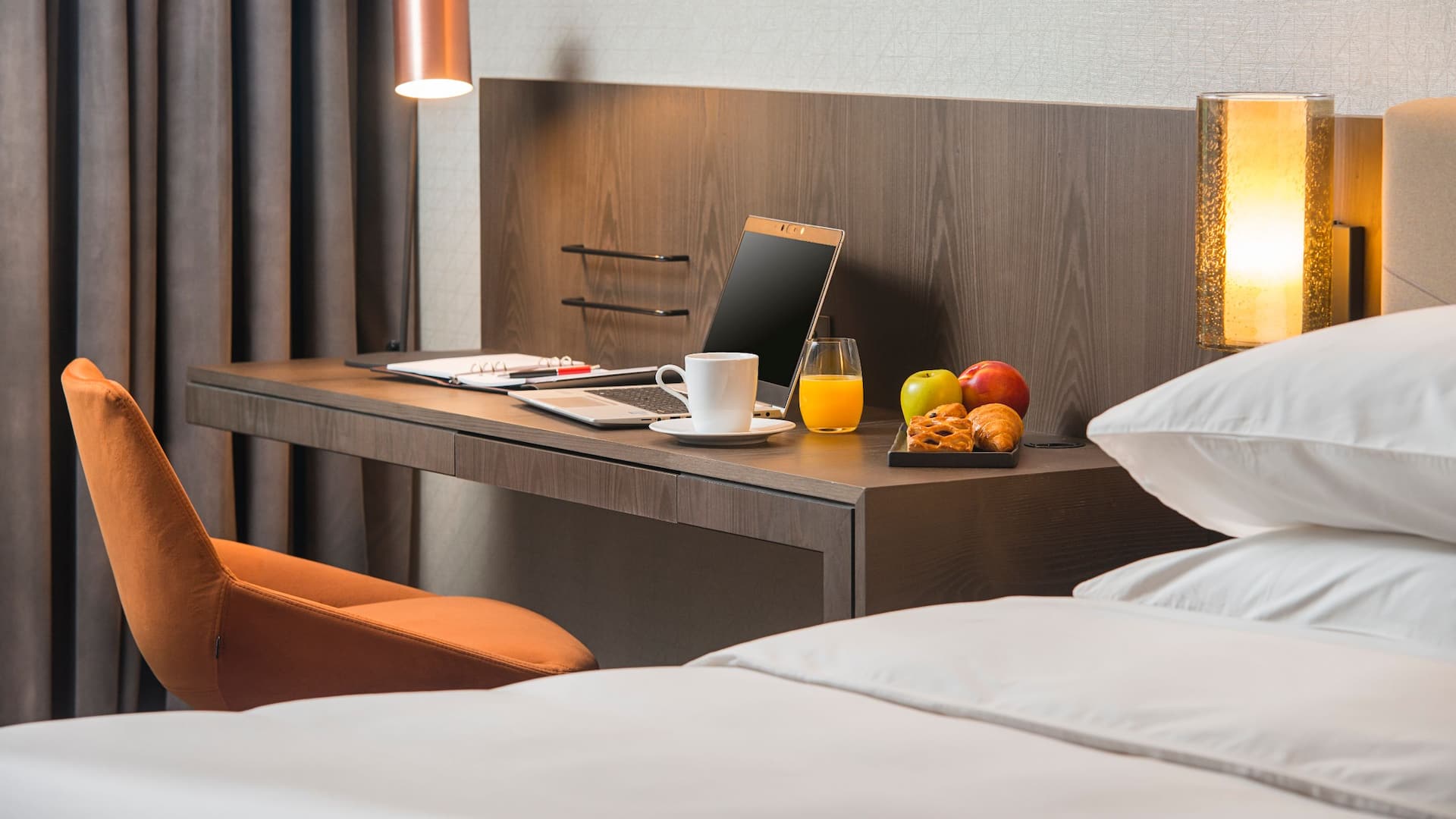 3 из 4 Hyatt Regency Sofia Guestroom Desk