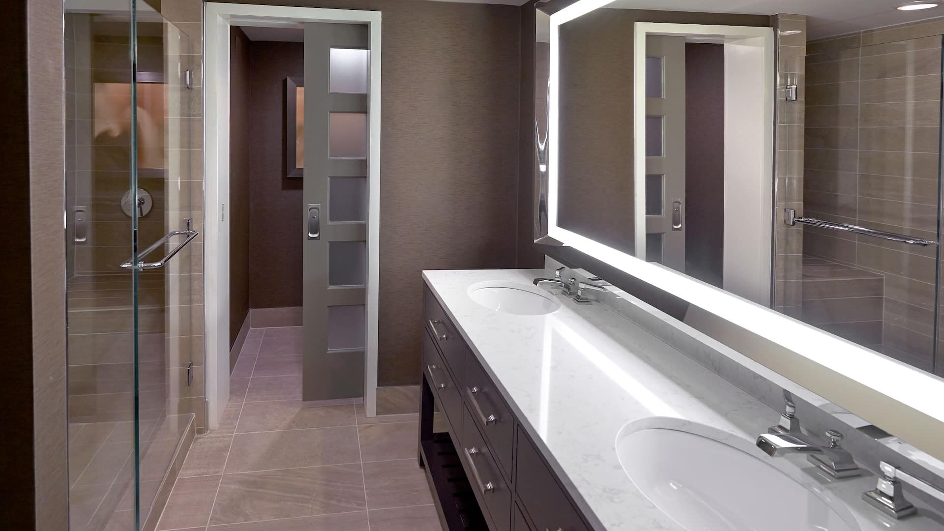 2/5 Hyatt Regency Long Island Presidential Suite Bathroom