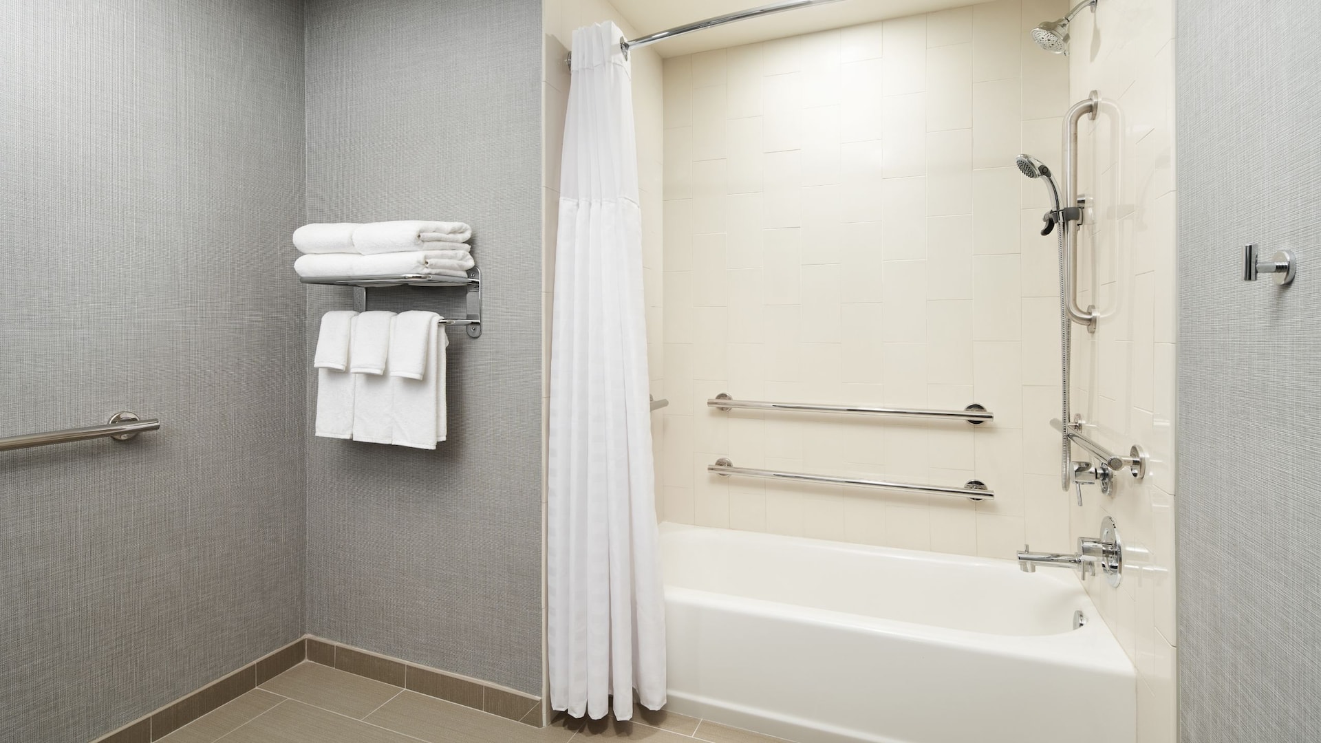 4 of 4 Hyatt Place Melbourne / Palm Bay ADA Tub