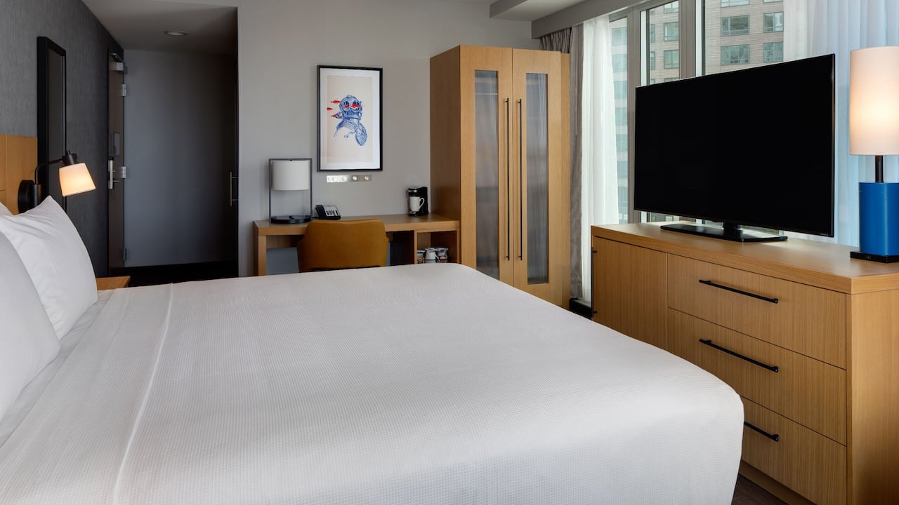Hotel Rooms with a Waterfront Harbor View King Bed at Hyatt Place Boston / Seaport District