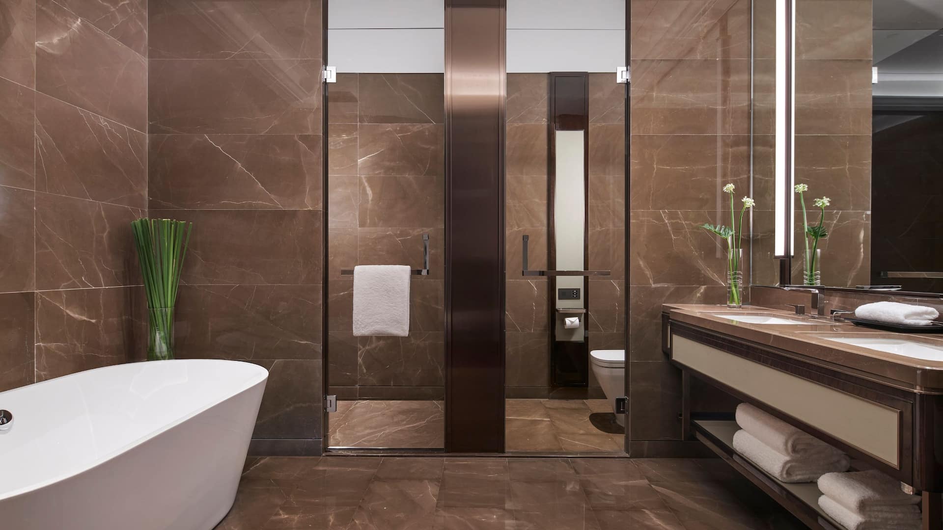 Hyatt Regency Lanzhou Suite Bathroom