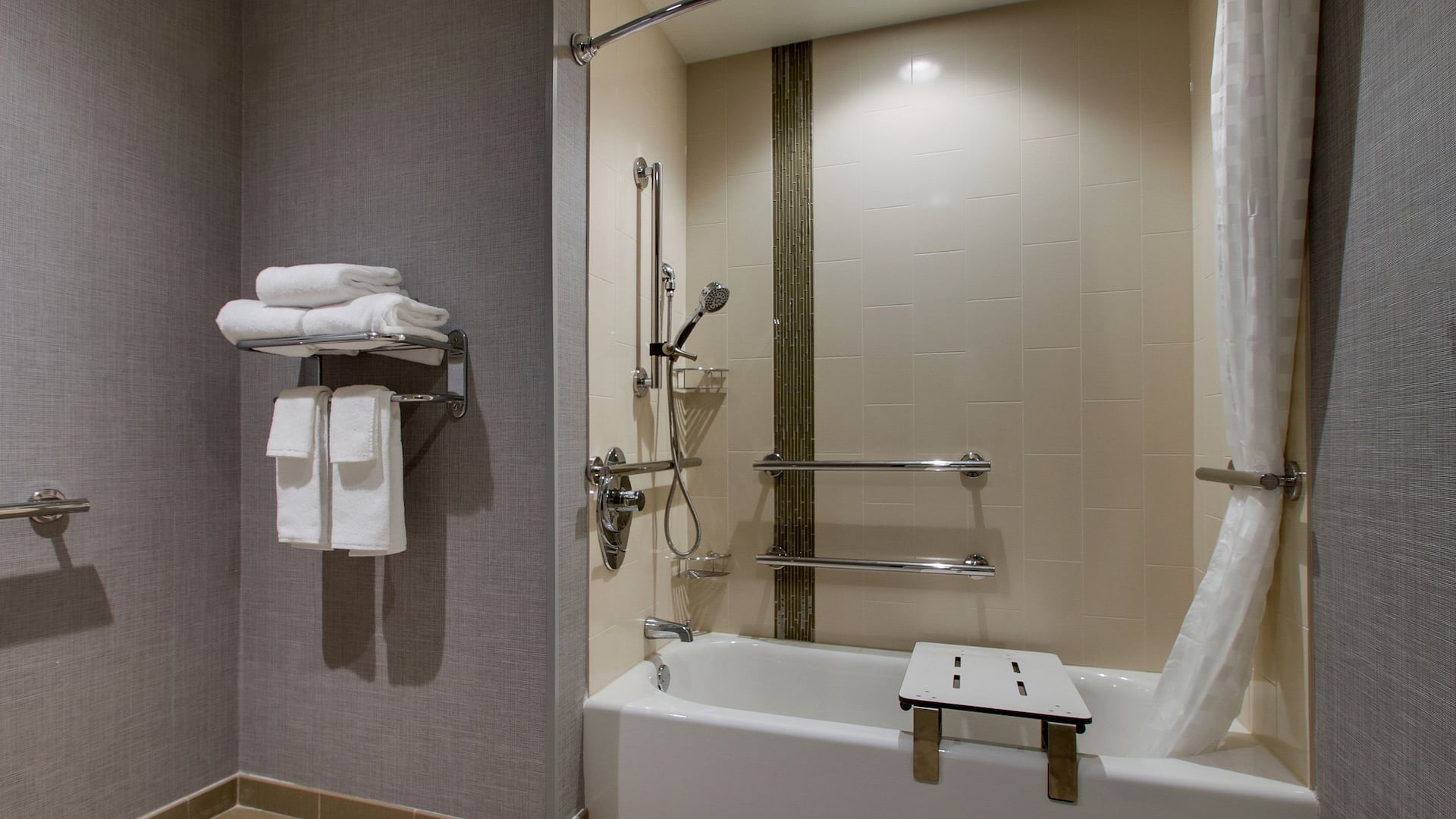 5 of 5 Hyatt Place Milwaukee Downtown Accessible Bathtub Shower
